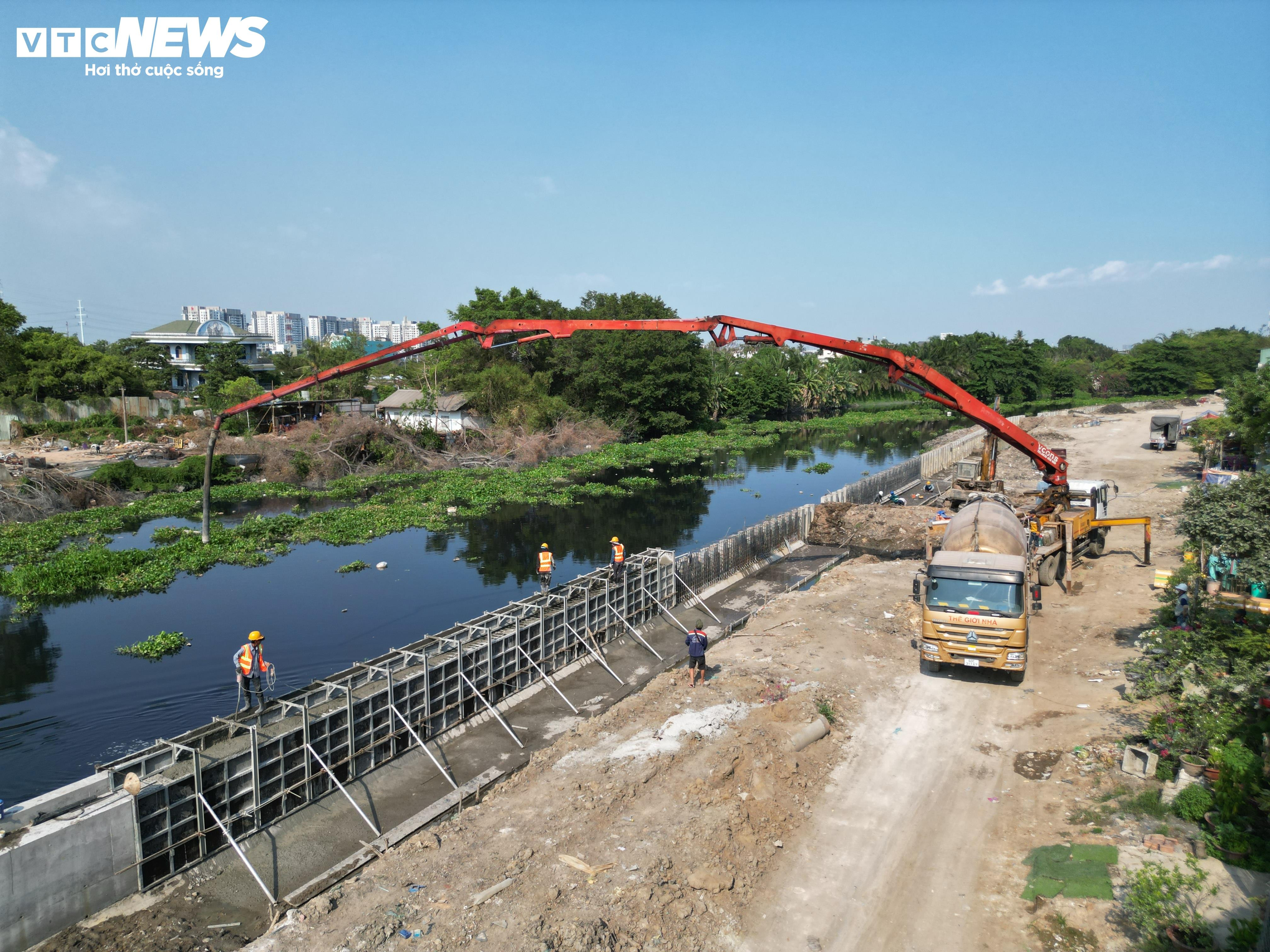 Công nhân đội nắng gắt, tất bật 'hồi sinh' tuyến kênh dài nhất TP.HCM - 2