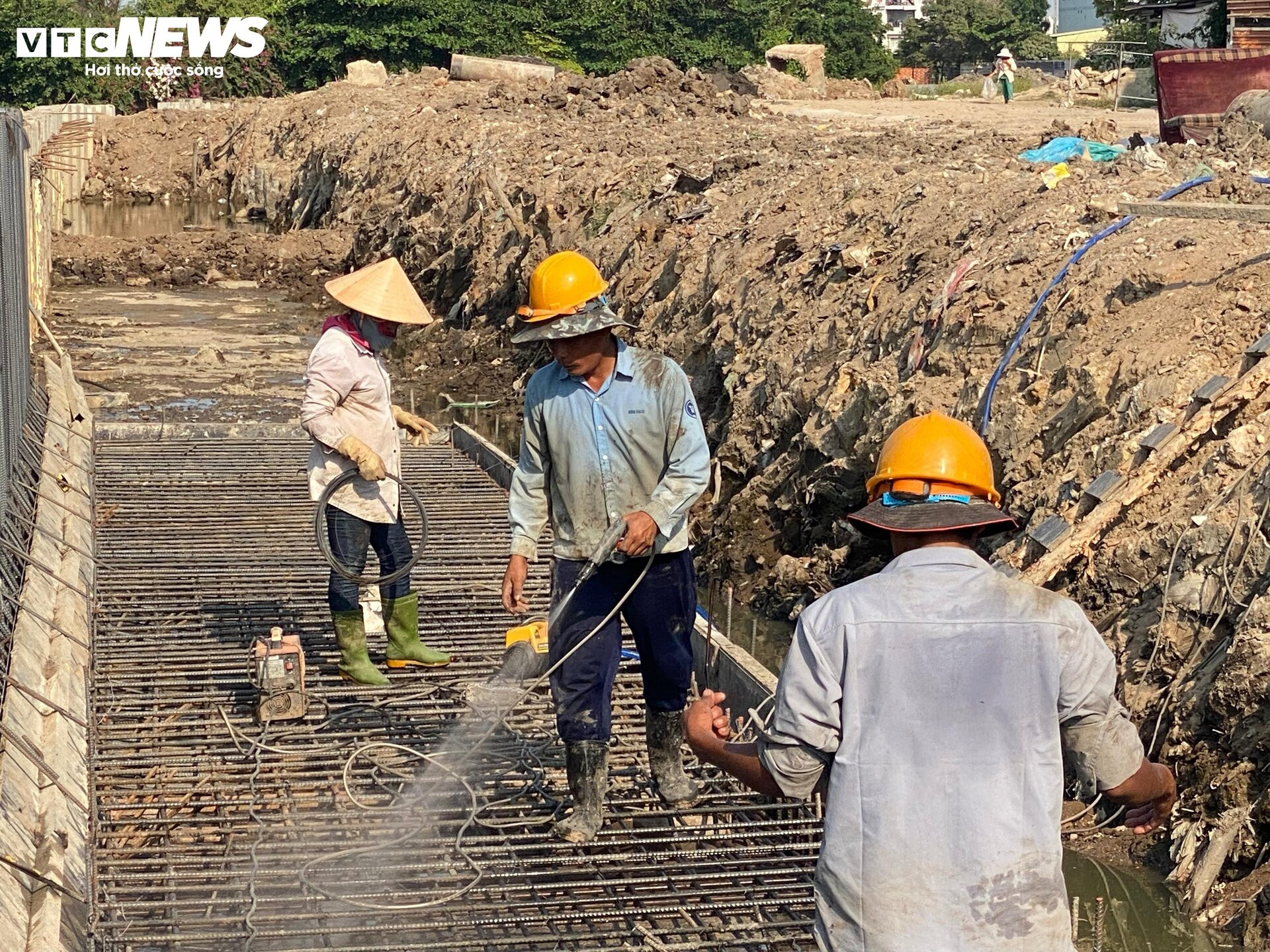 Công nhân đội nắng gắt, tất bật 'hồi sinh' tuyến kênh dài nhất TP.HCM - 3