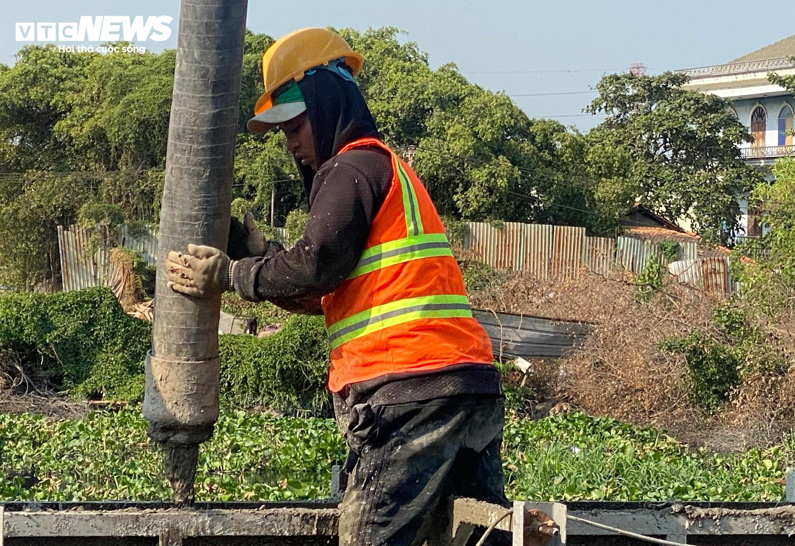 Công nhân đội nắng gắt, tất bật 'hồi sinh' tuyến kênh dài nhất TP.HCM - 11
