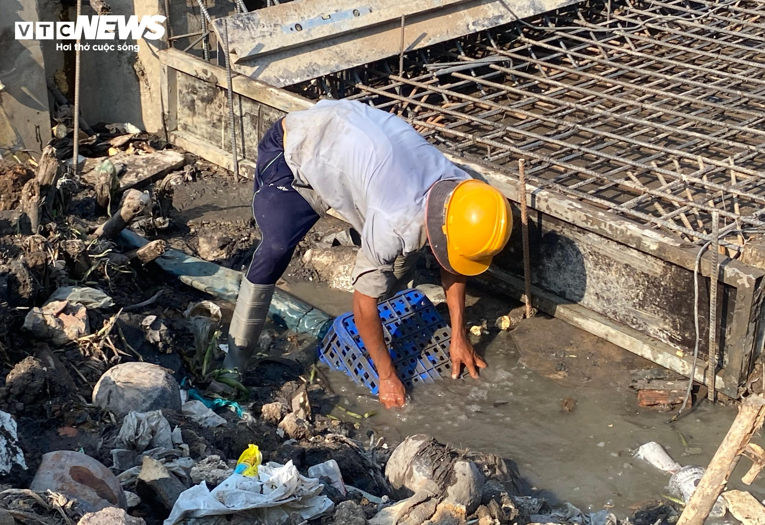 Công nhân đội nắng gắt, tất bật 'hồi sinh' tuyến kênh dài nhất TP.HCM - 4