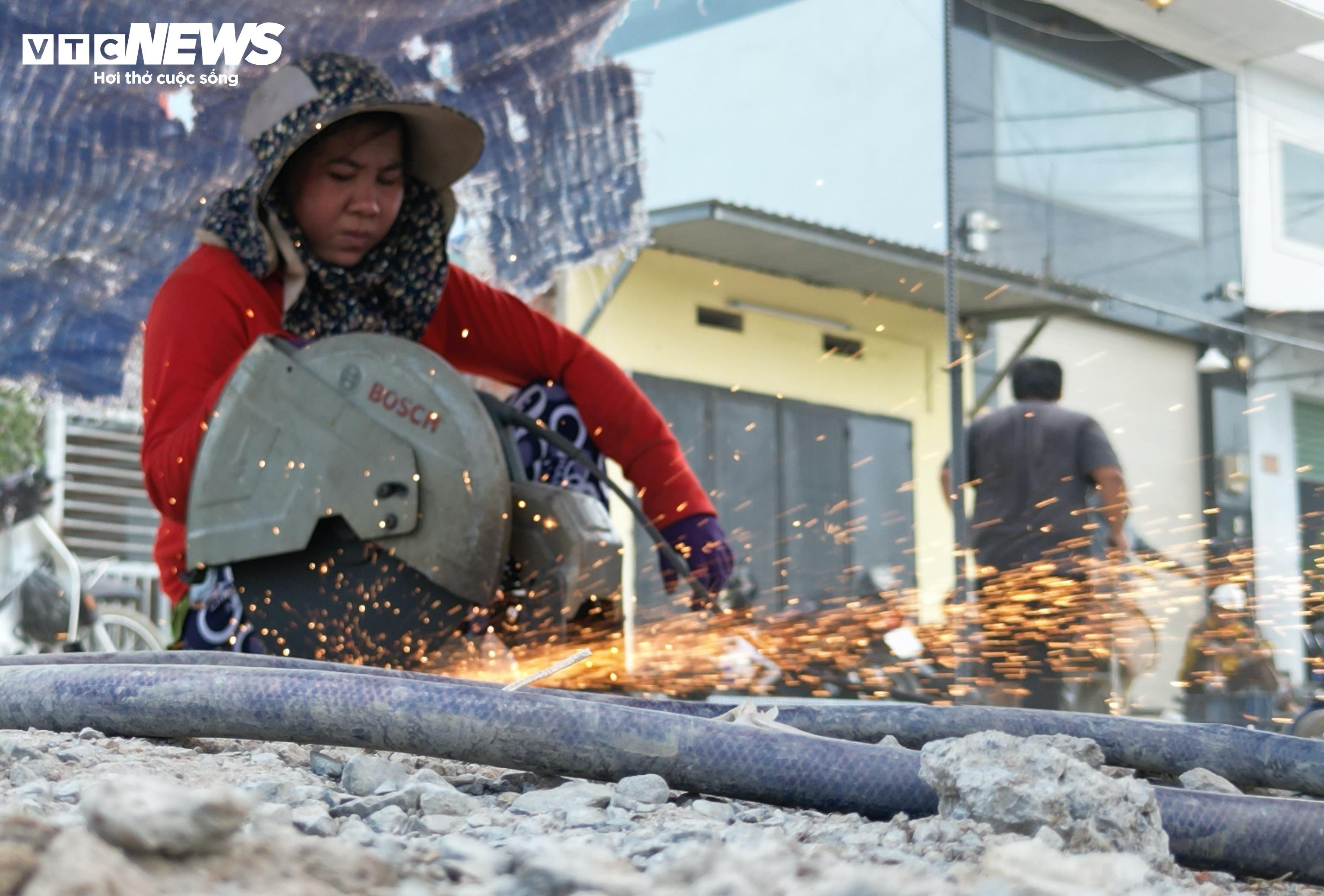 Công nhân đội nắng gắt, tất bật 'hồi sinh' tuyến kênh dài nhất TP.HCM - 5