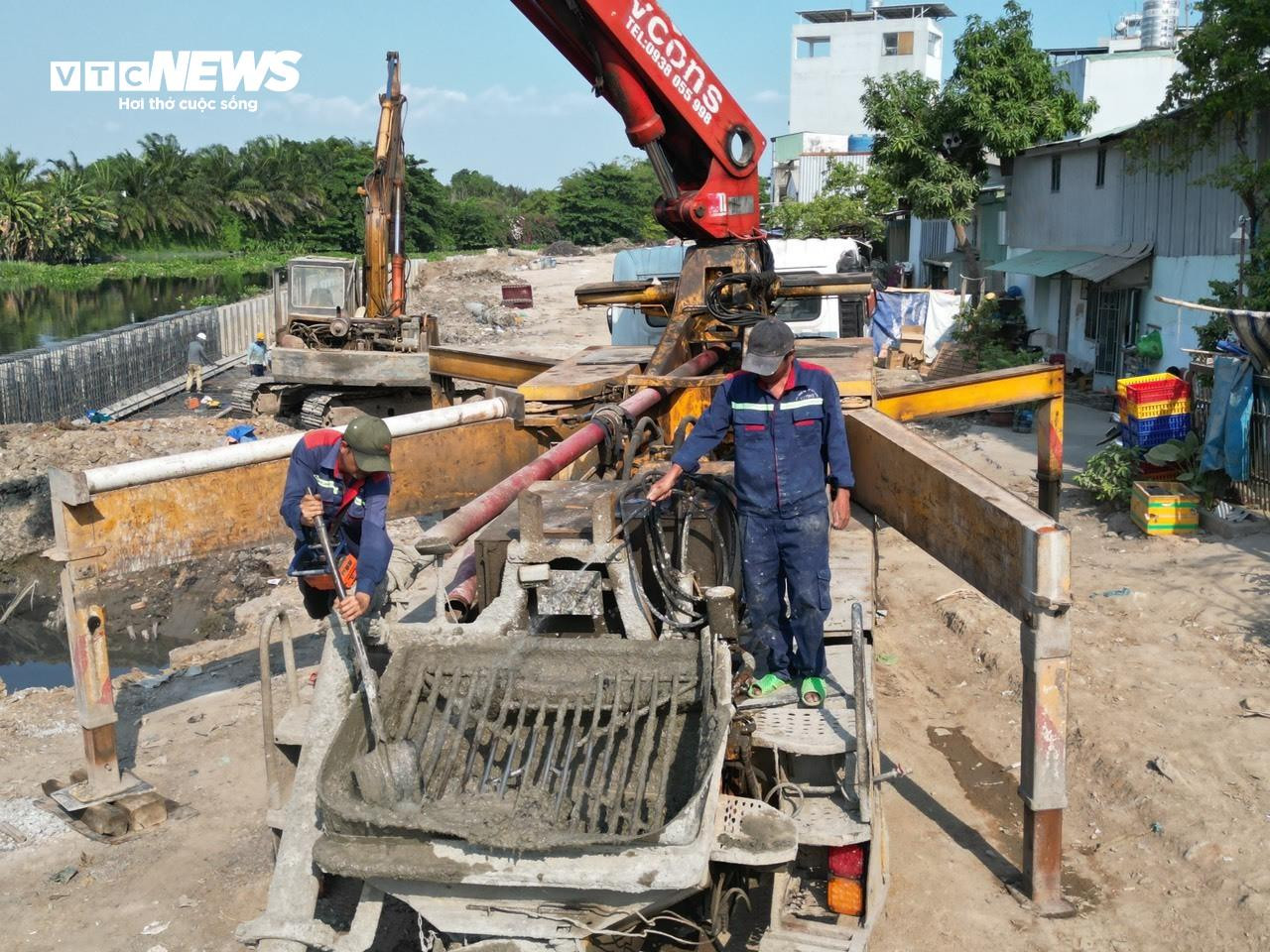 Công nhân đội nắng gắt, tất bật 'hồi sinh' tuyến kênh dài nhất TP.HCM - 12
