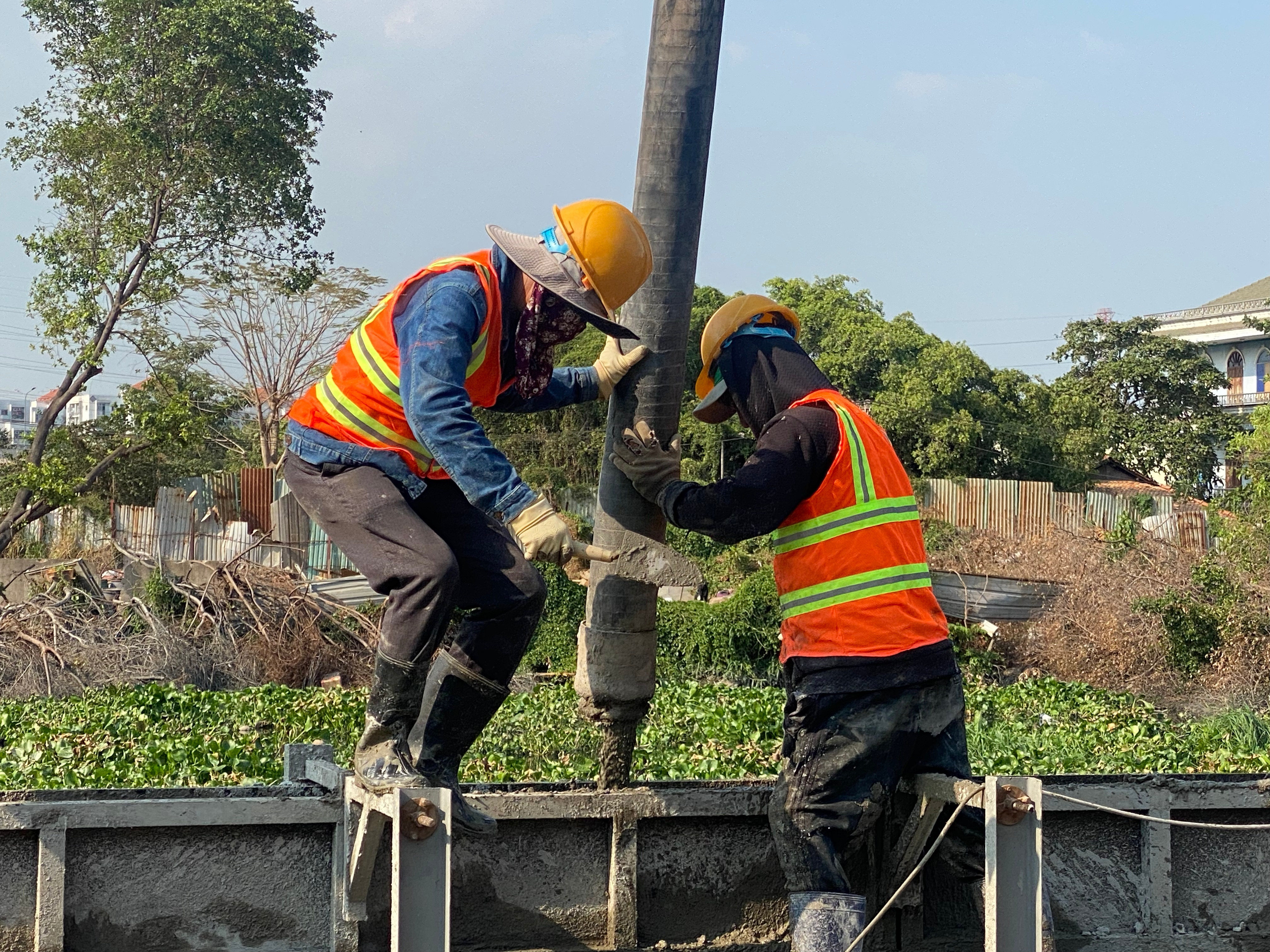 Công nhân đội nắng gắt, tất bật 'hồi sinh' tuyến kênh dài nhất TP.HCM - 8