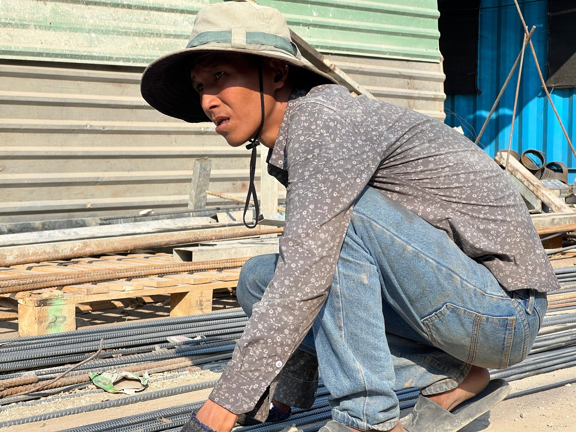 Công nhân đội nắng gắt, tất bật 'hồi sinh' tuyến kênh dài nhất TP.HCM - 6