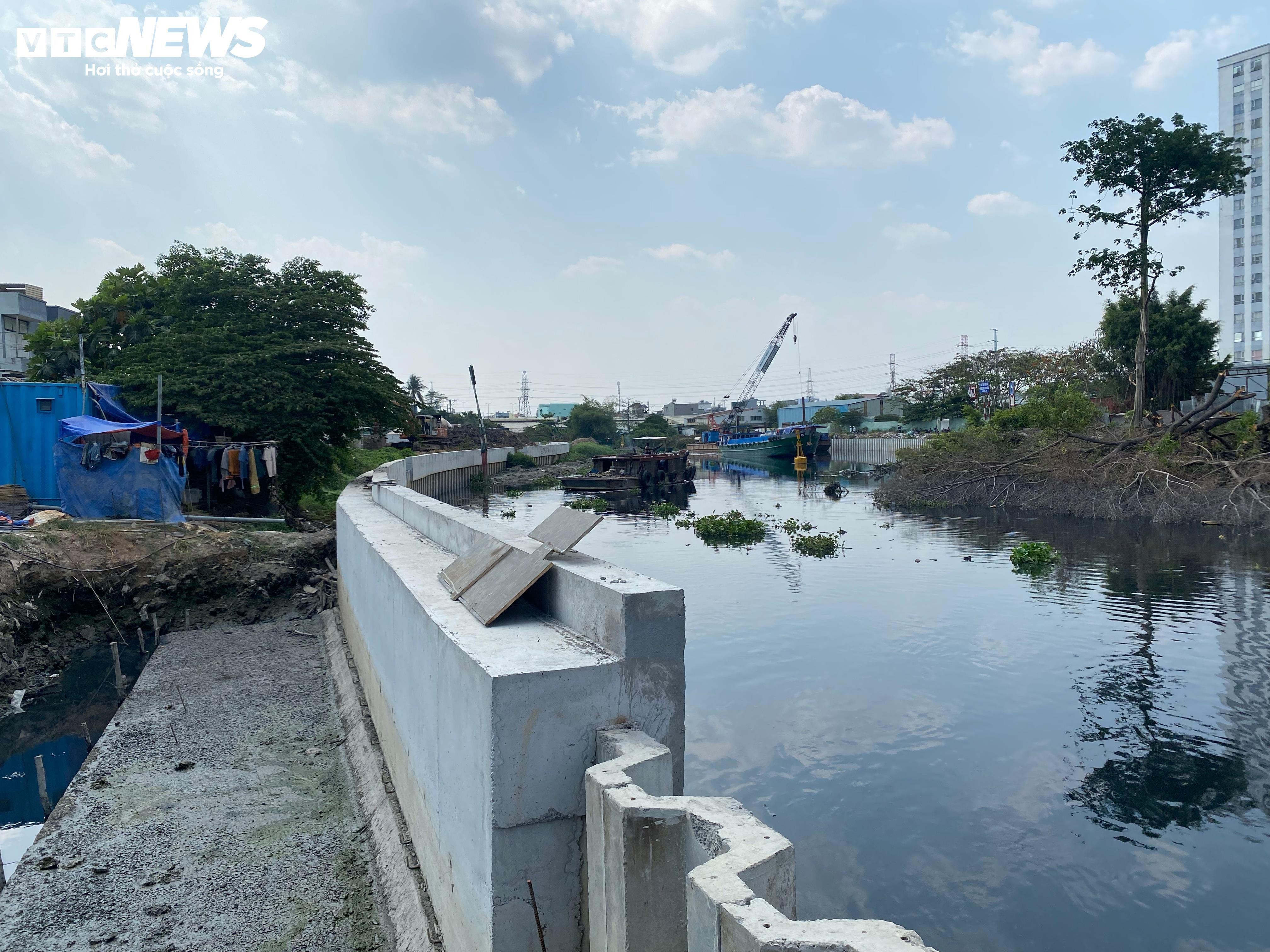 Công nhân đội nắng gắt, tất bật 'hồi sinh' tuyến kênh dài nhất TP.HCM - 9