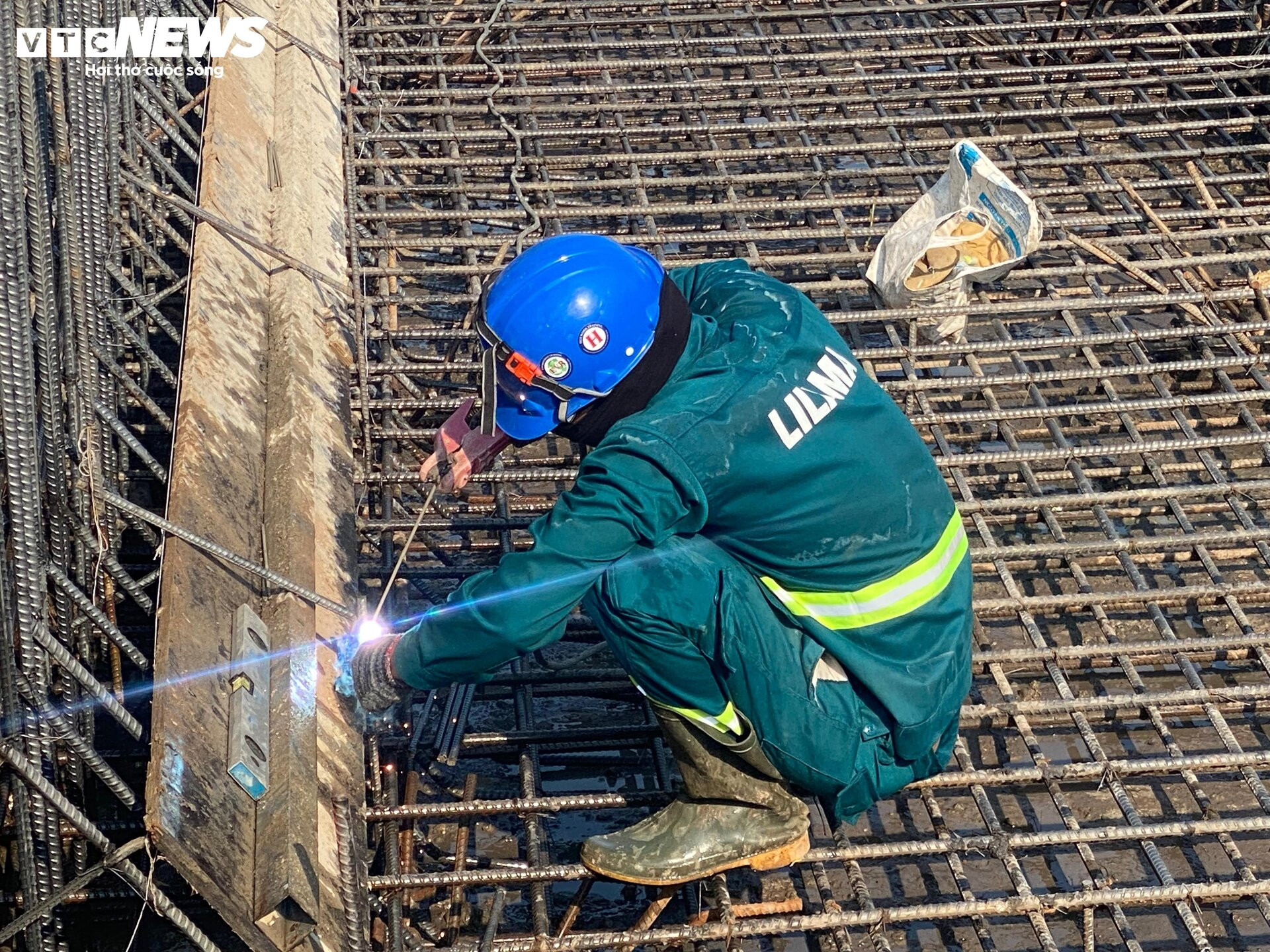 Công nhân đội nắng gắt, tất bật 'hồi sinh' tuyến kênh dài nhất TP.HCM - 10