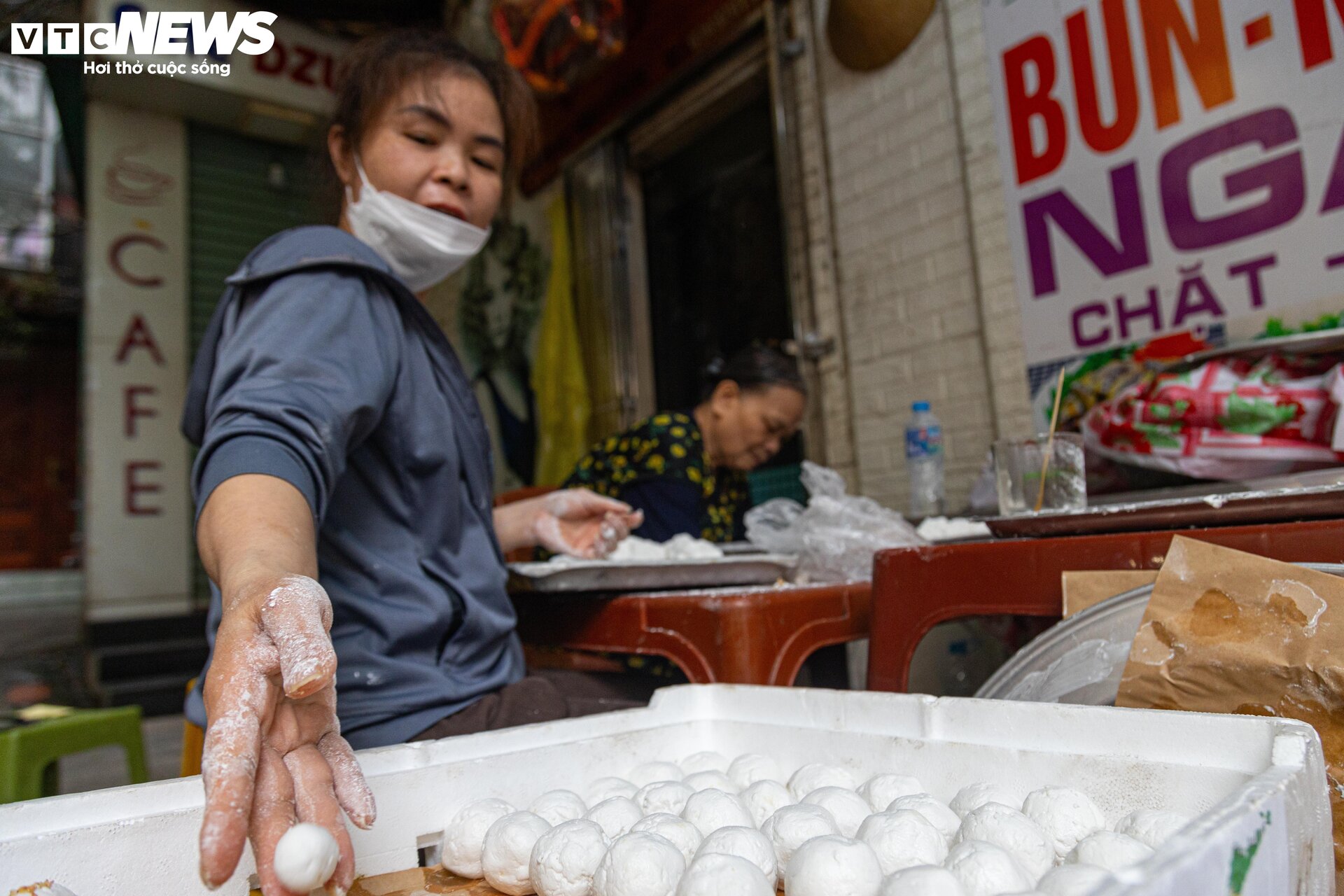Người Hà Nội xếp hàng gần 2 tiếng chờ mua bánh trôi, bánh chay ngày Tết Hàn thực - 10