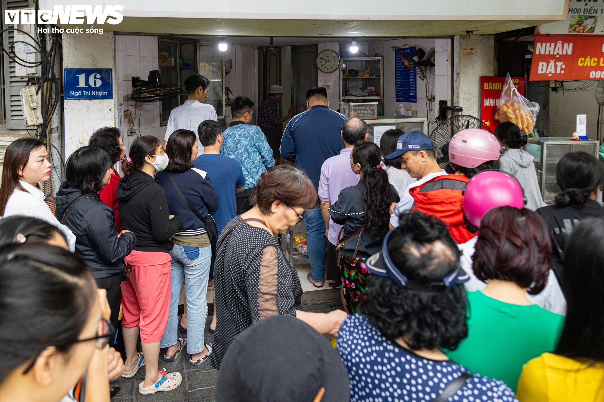 Người Hà Nội xếp hàng gần 2 tiếng chờ mua bánh trôi, bánh chay ngày Tết Hàn thực - 2