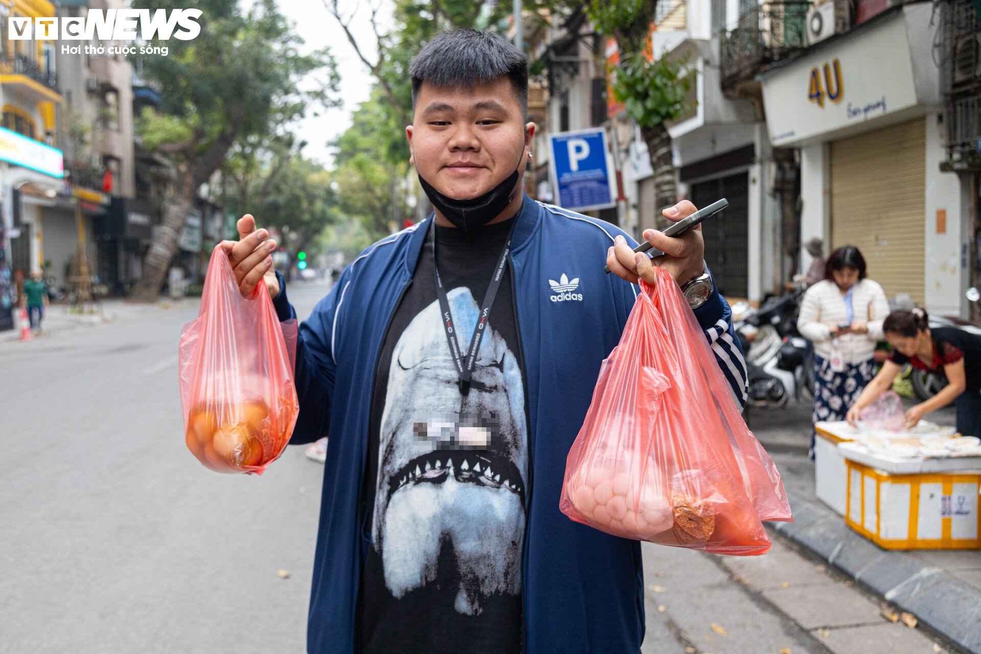 Người Hà Nội xếp hàng gần 2 tiếng chờ mua bánh trôi, bánh chay ngày Tết Hàn thực - 5