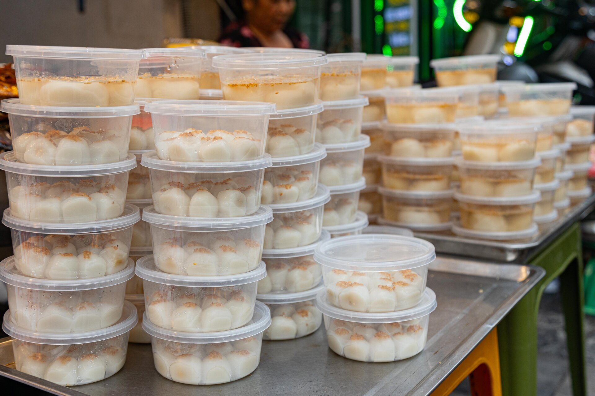 Người Hà Nội xếp hàng gần 2 tiếng chờ mua bánh trôi, bánh chay ngày Tết Hàn thực - 11