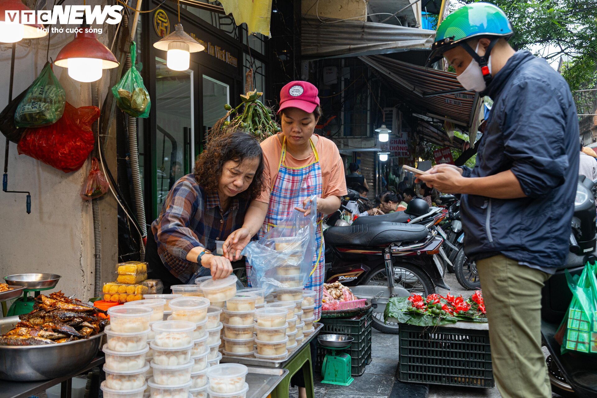 Người Hà Nội xếp hàng gần 2 tiếng chờ mua bánh trôi, bánh chay ngày Tết Hàn thực - 13