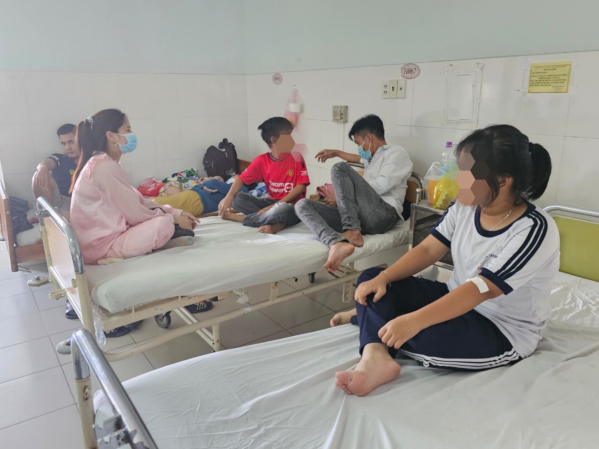 Nha Trang sau các vụ ngộ độc: Quán gà đóng cửa, cổng trường vắng hàng rong  - 1