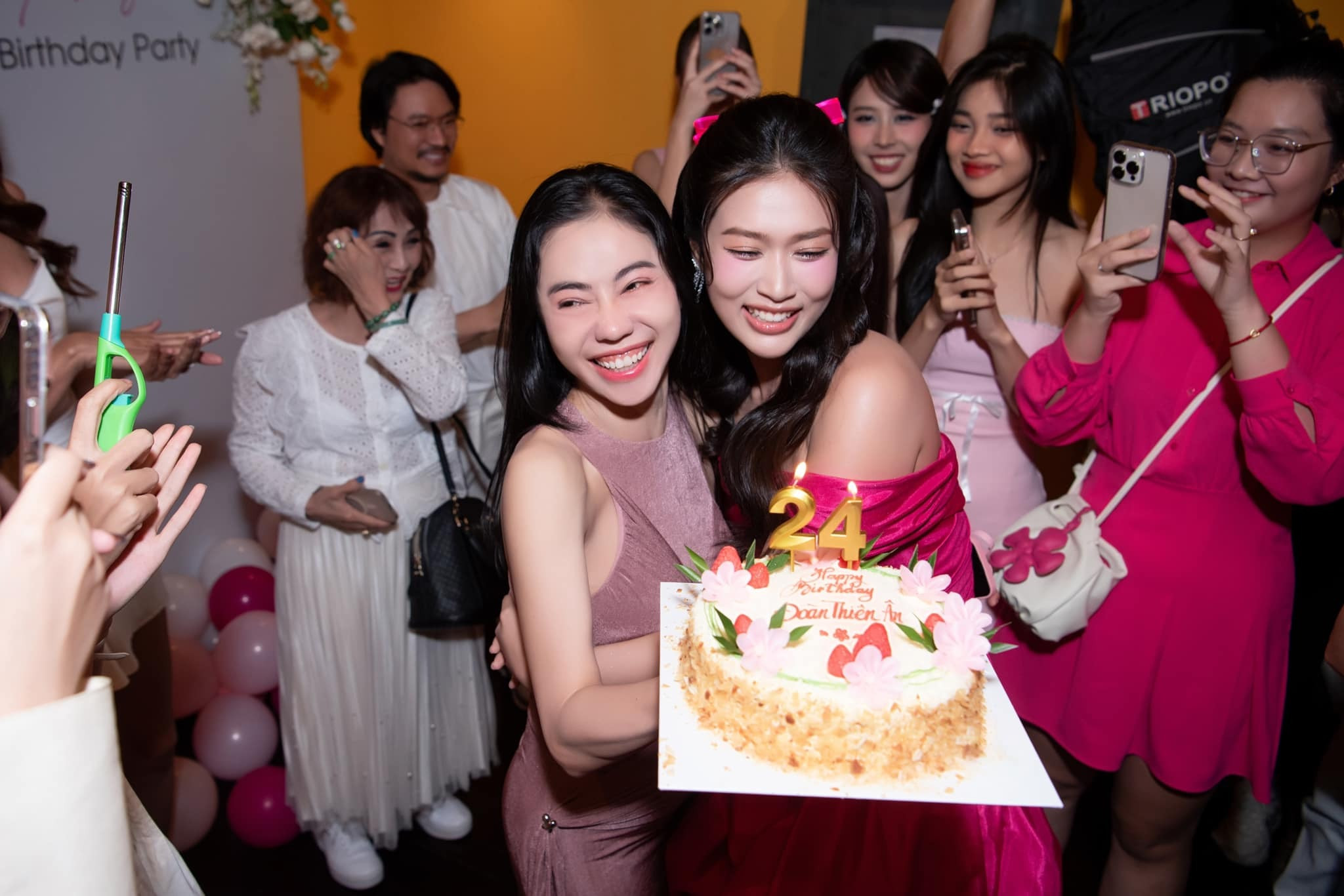 Sao Việt 13/4: Hồng Nhung trẻ đẹp ở tuổi 54, Việt Hương lộ diện già nua - 4