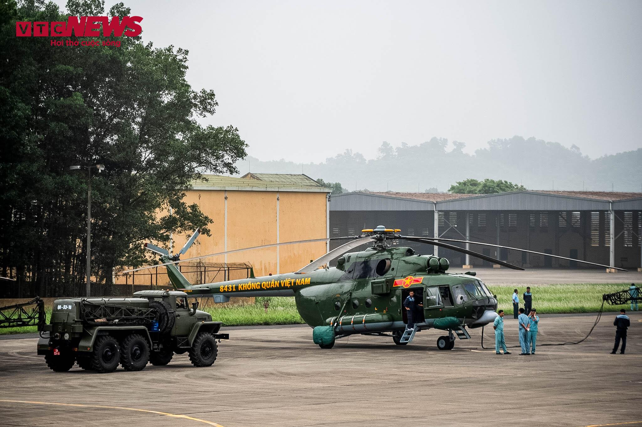 Phi đội trực thăng treo cờ bay diễn tập kỷ niệm 70 năm Chiến thắng Điện Biên Phủ - 1