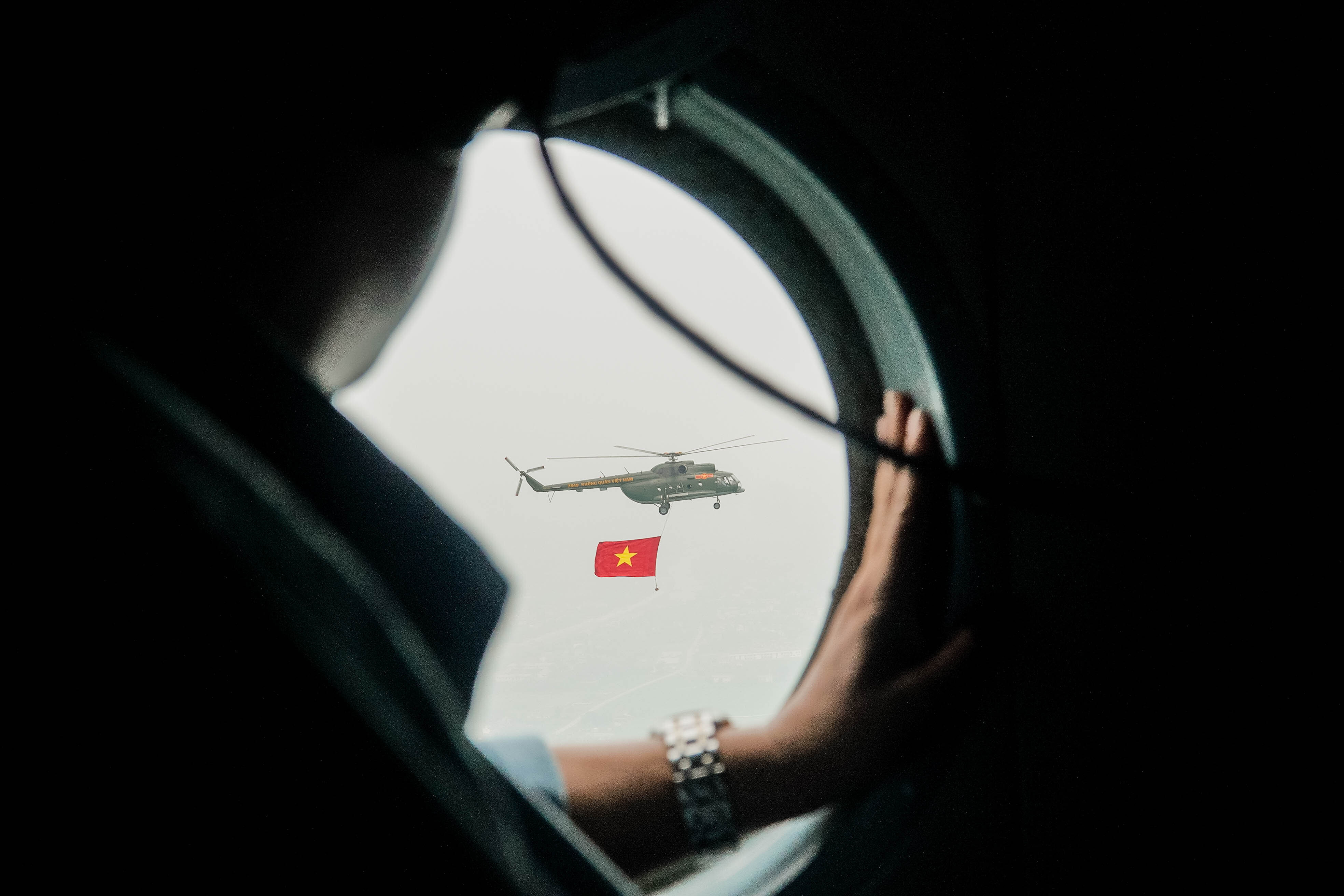 Phi đội trực thăng treo cờ bay diễn tập kỷ niệm 70 năm Chiến thắng Điện Biên Phủ - 14