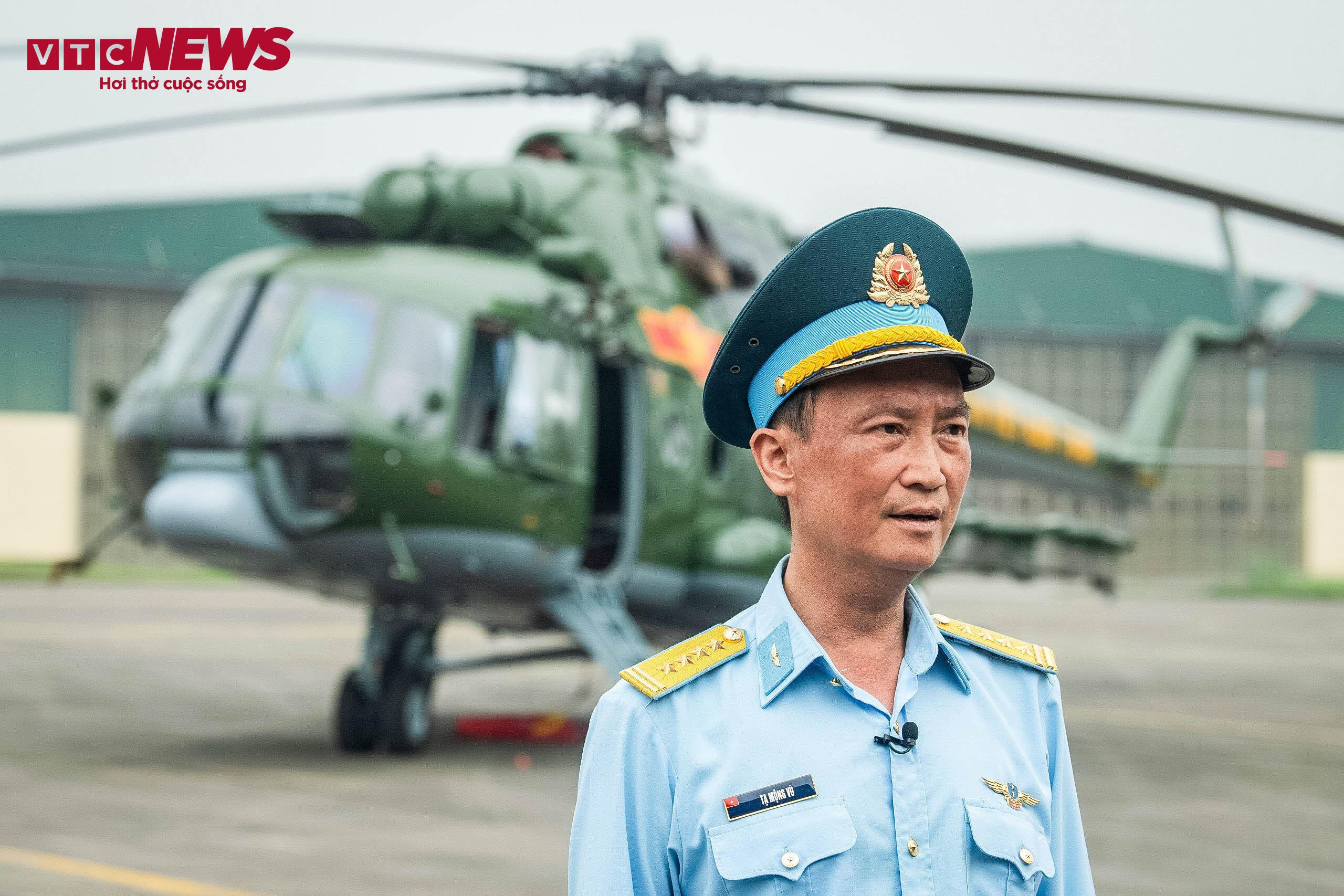 Phi đội trực thăng treo cờ bay diễn tập kỷ niệm 70 năm Chiến thắng Điện Biên Phủ - 3