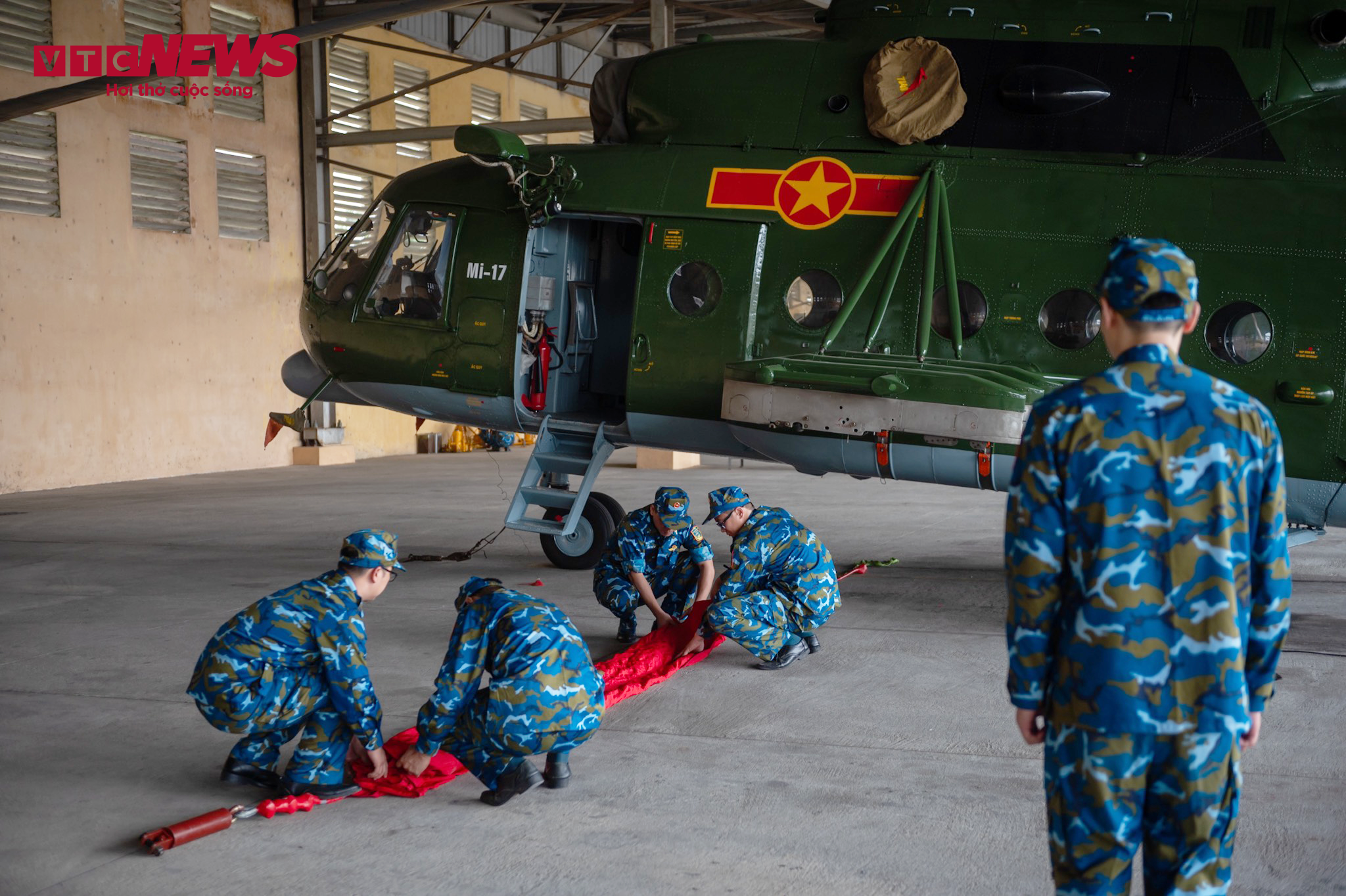 Phi đội trực thăng treo cờ bay diễn tập kỷ niệm 70 năm Chiến thắng Điện Biên Phủ - 2