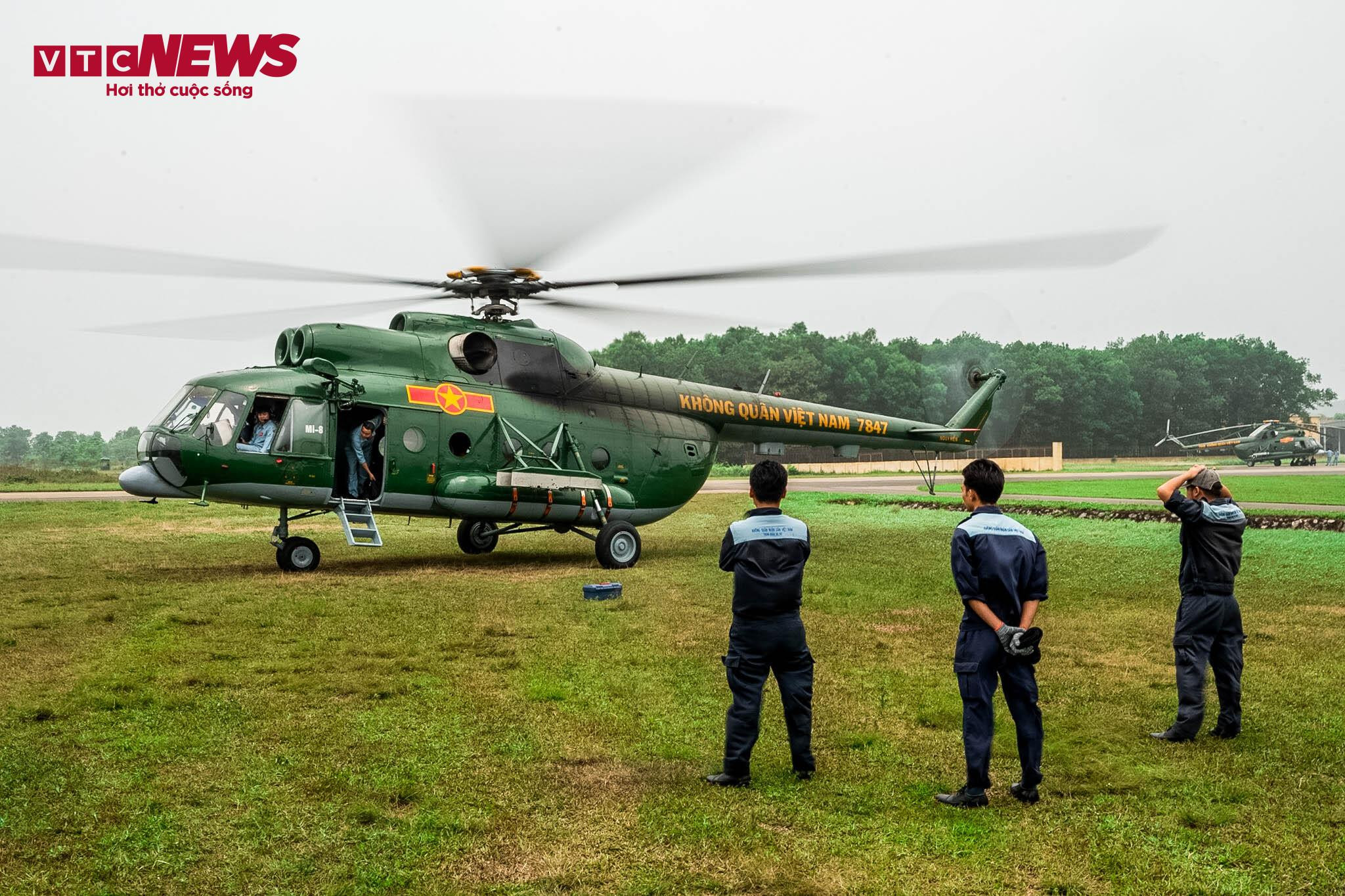 Phi đội trực thăng treo cờ bay diễn tập kỷ niệm 70 năm Chiến thắng Điện Biên Phủ - 8