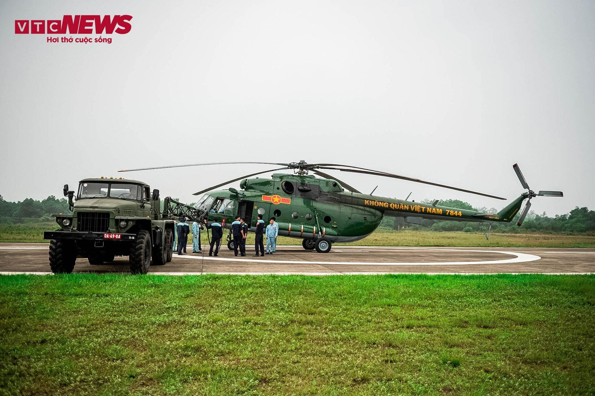 Phi đội trực thăng treo cờ bay diễn tập kỷ niệm 70 năm Chiến thắng Điện Biên Phủ - 4