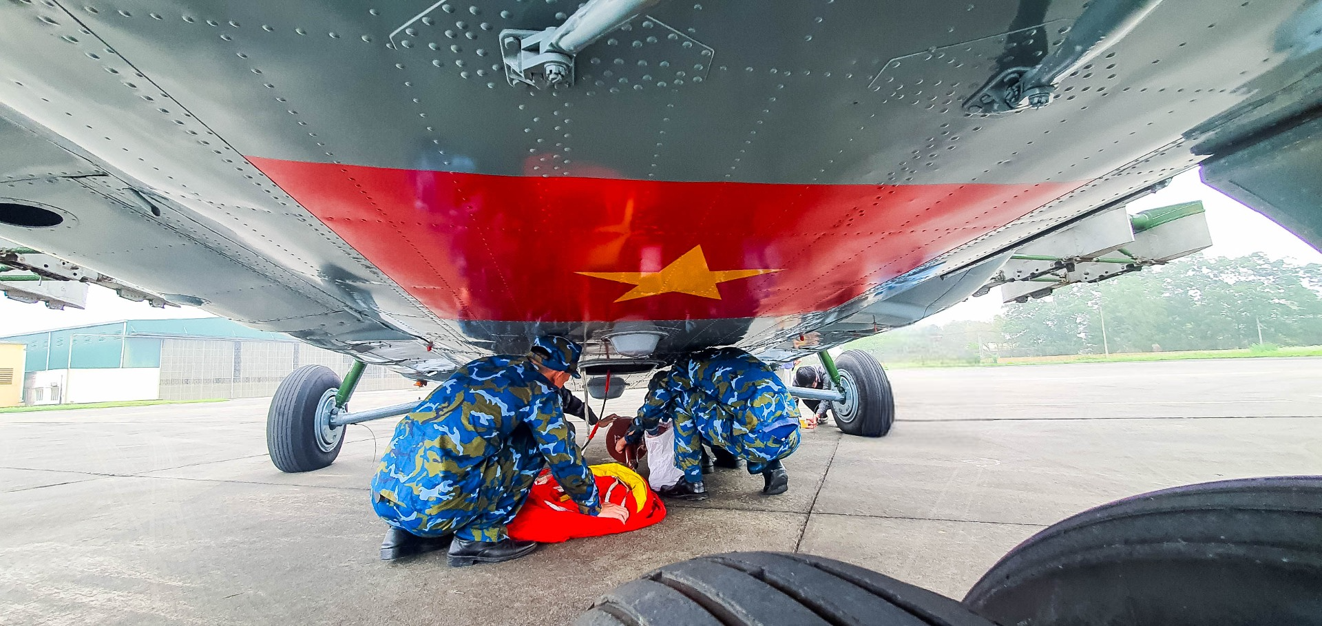 Phi đội trực thăng treo cờ bay diễn tập kỷ niệm 70 năm Chiến thắng Điện Biên Phủ - 7