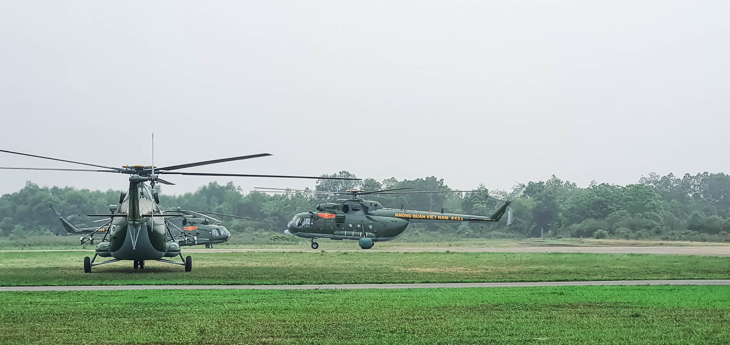 Phi đội trực thăng treo cờ bay diễn tập kỷ niệm 70 năm Chiến thắng Điện Biên Phủ - 10