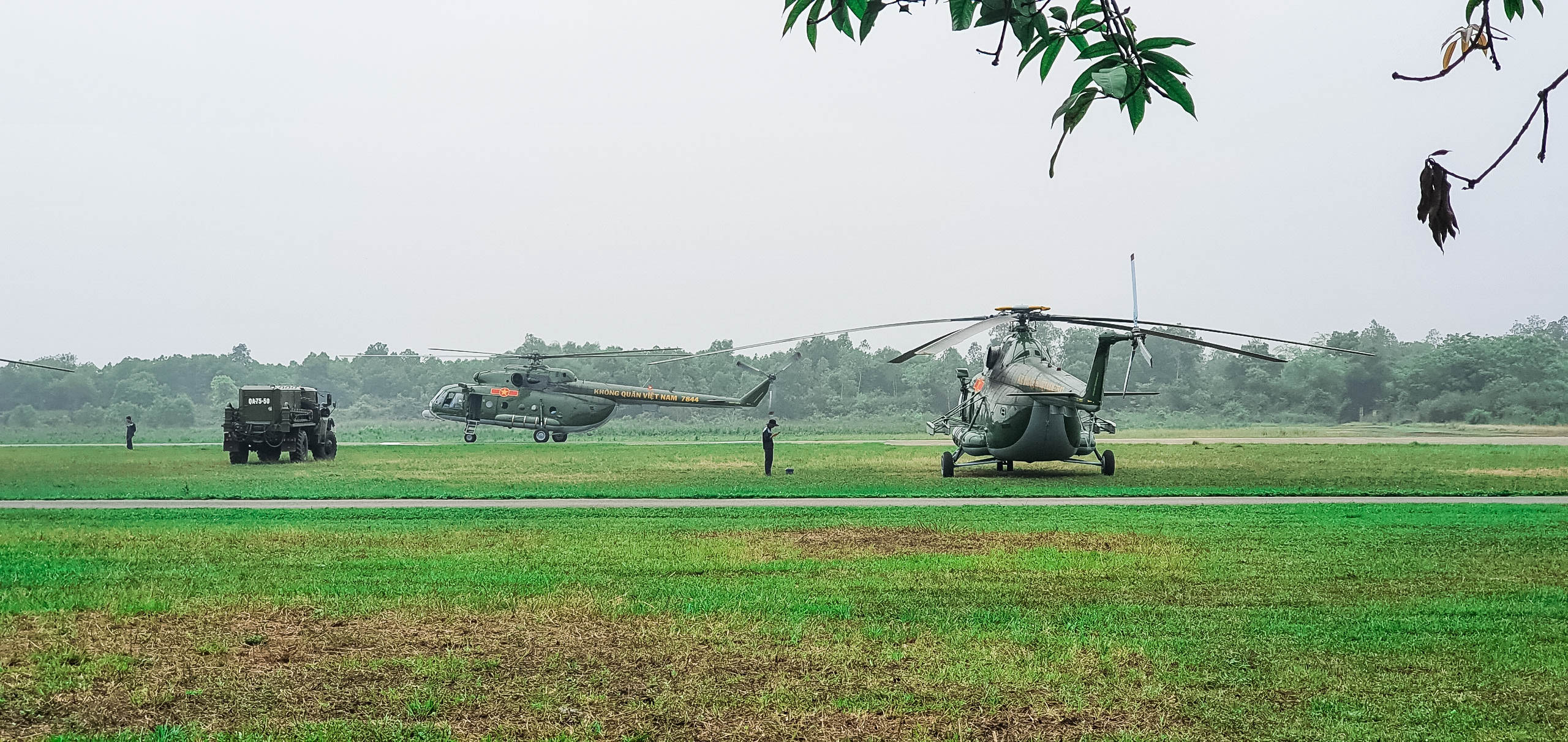 Phi đội trực thăng treo cờ bay diễn tập kỷ niệm 70 năm Chiến thắng Điện Biên Phủ - 9