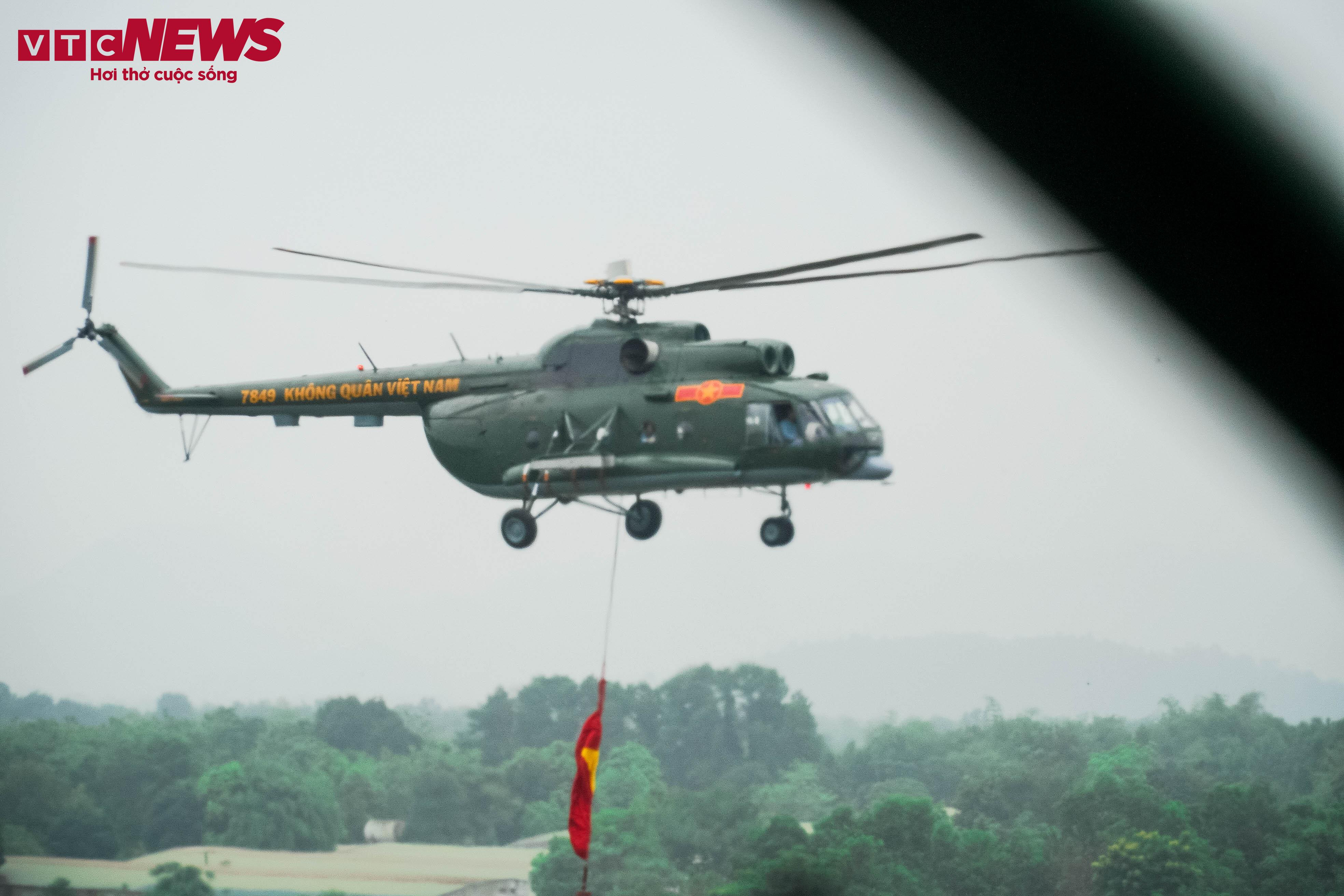 Phi đội trực thăng treo cờ bay diễn tập kỷ niệm 70 năm Chiến thắng Điện Biên Phủ - 11