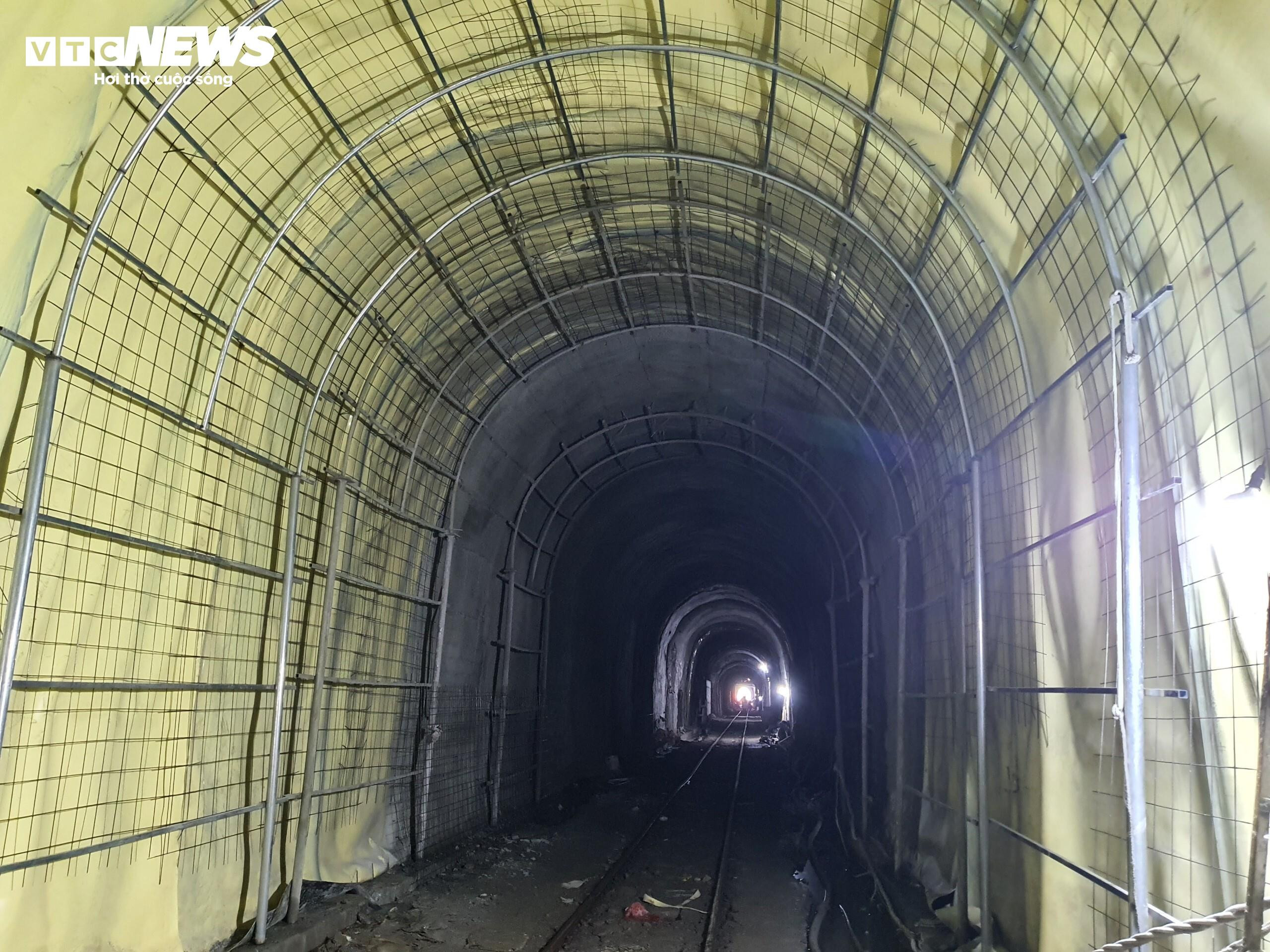 Cận cảnh khắc phục sạt lở hầm Bãi Gió để thông tuyến đường sắt Bắc - Nam - 2