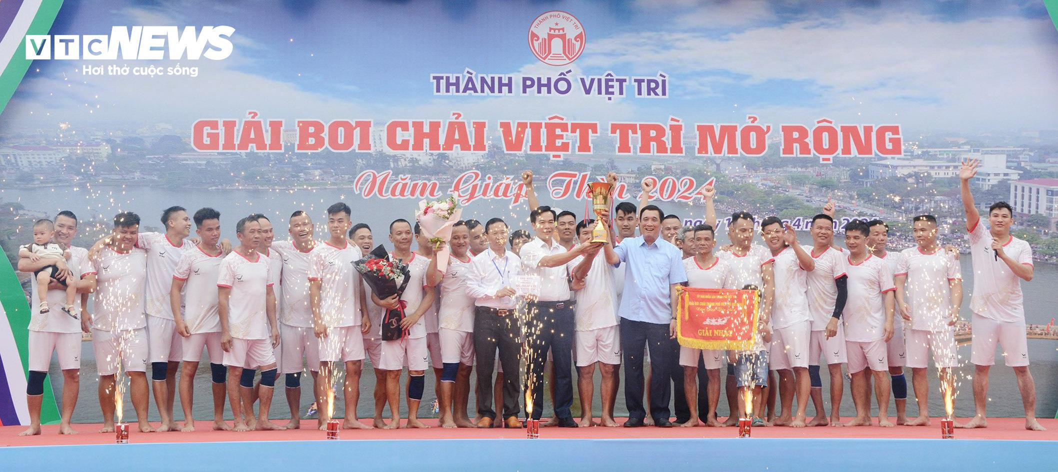 Lễ hội Đền Hùng 2024: 270 VĐV hào hứng tham dự giải đua thuyền rồng - 10