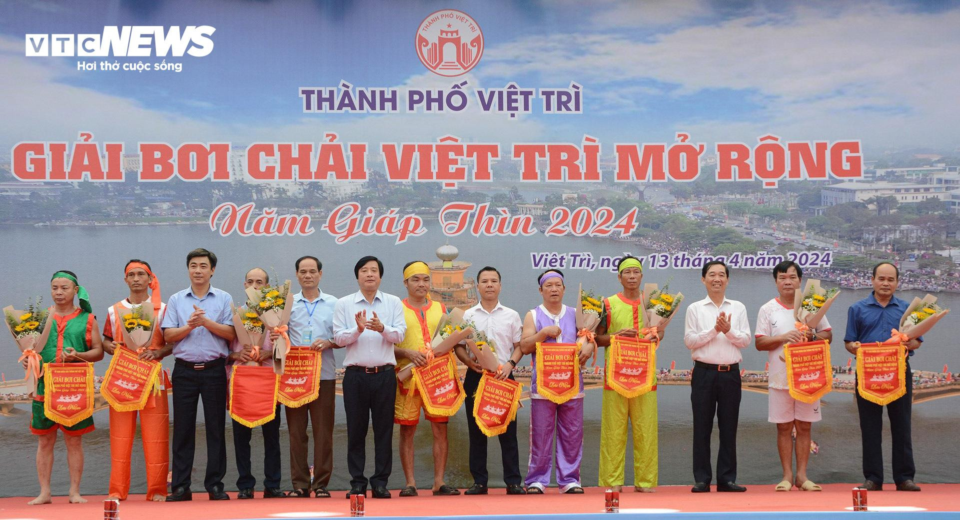 Lễ hội Đền Hùng 2024: 270 VĐV hào hứng tham dự giải đua thuyền rồng - 12