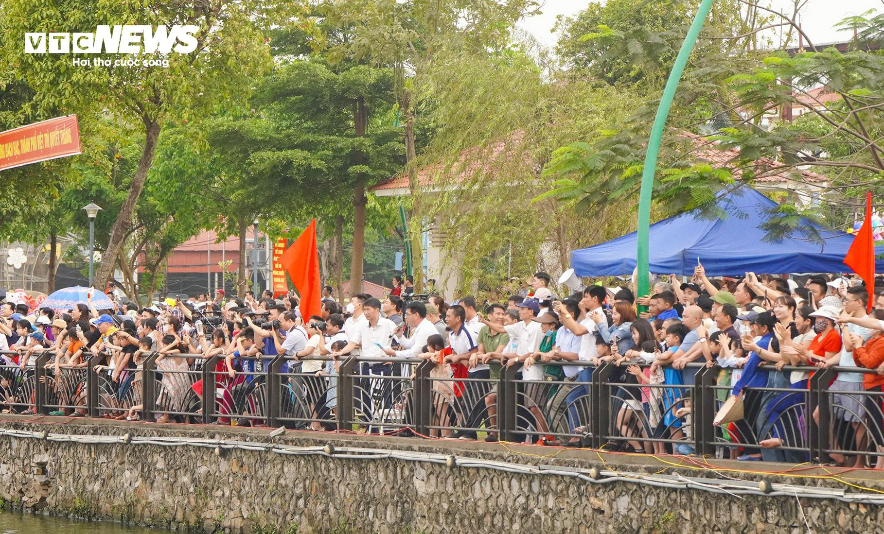 Lễ hội Đền Hùng 2024: 270 VĐV hào hứng tham dự giải đua thuyền rồng - 5