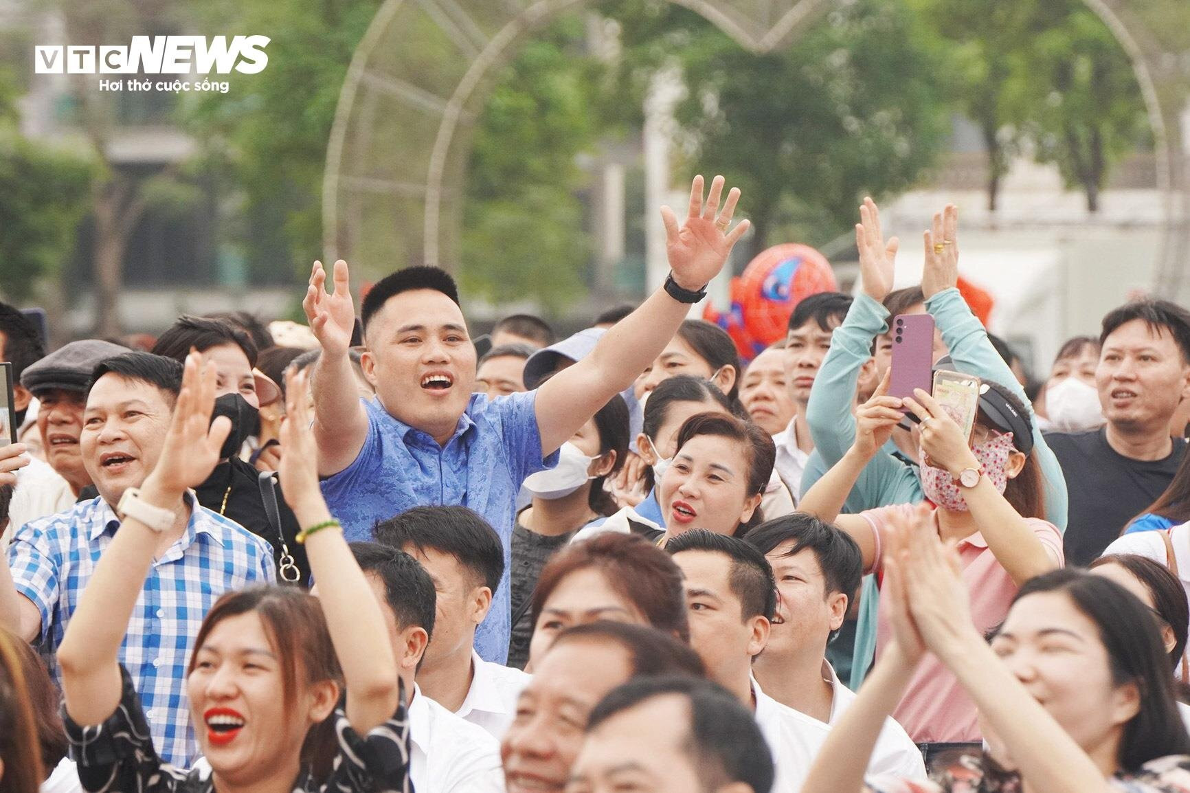 Lễ hội Đền Hùng 2024: 270 VĐV hào hứng tham dự giải đua thuyền rồng - 6