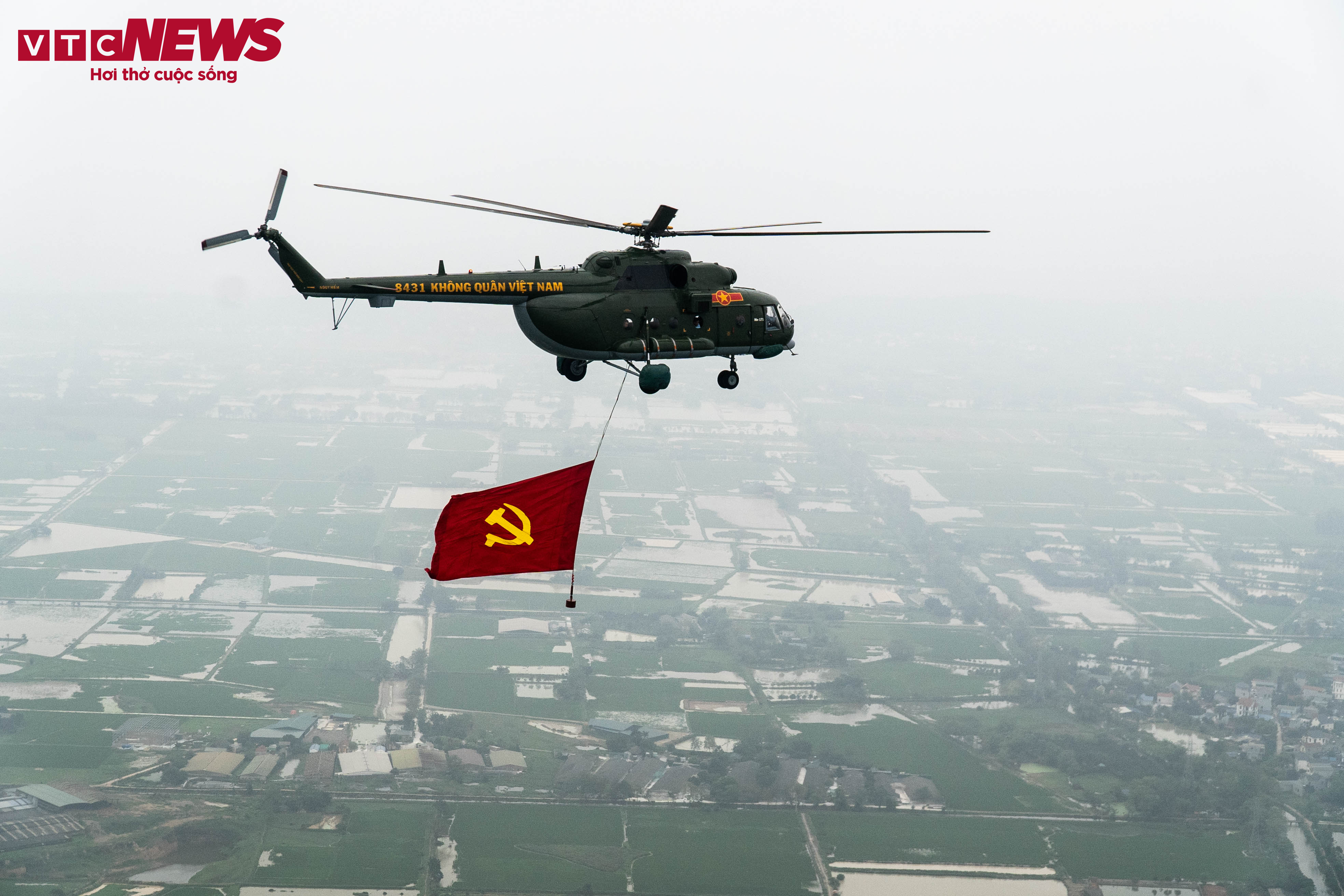 Phi đội trực thăng treo cờ bay diễn tập kỷ niệm 70 năm Chiến thắng Điện Biên Phủ - 12