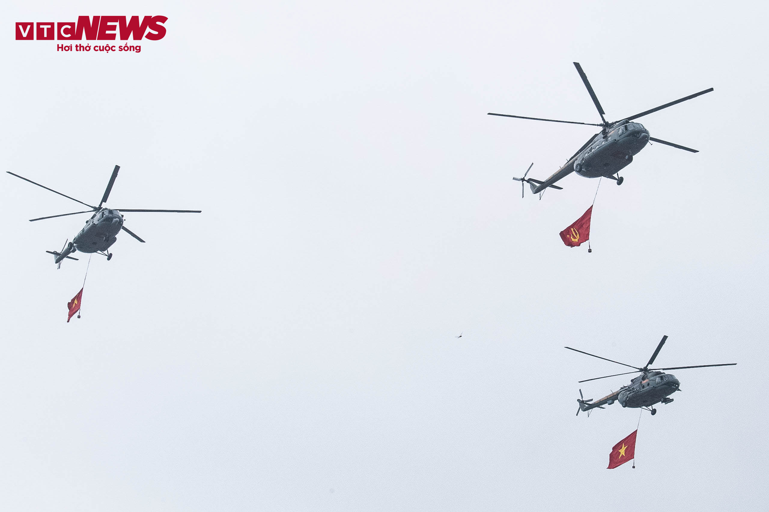 Phi đội trực thăng treo cờ bay diễn tập kỷ niệm 70 năm Chiến thắng Điện Biên Phủ - 18