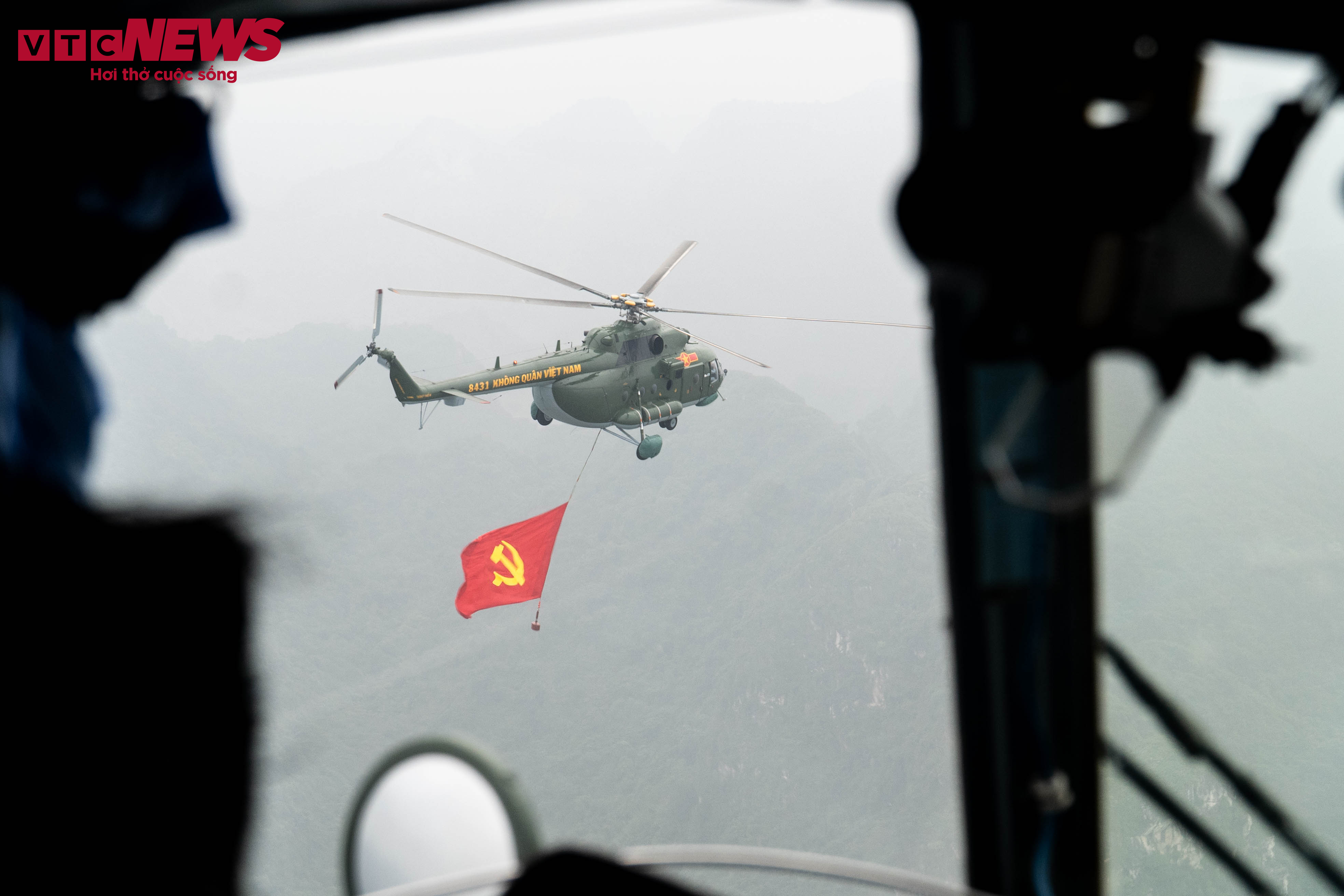 Phi đội trực thăng treo cờ bay diễn tập kỷ niệm 70 năm Chiến thắng Điện Biên Phủ - 13