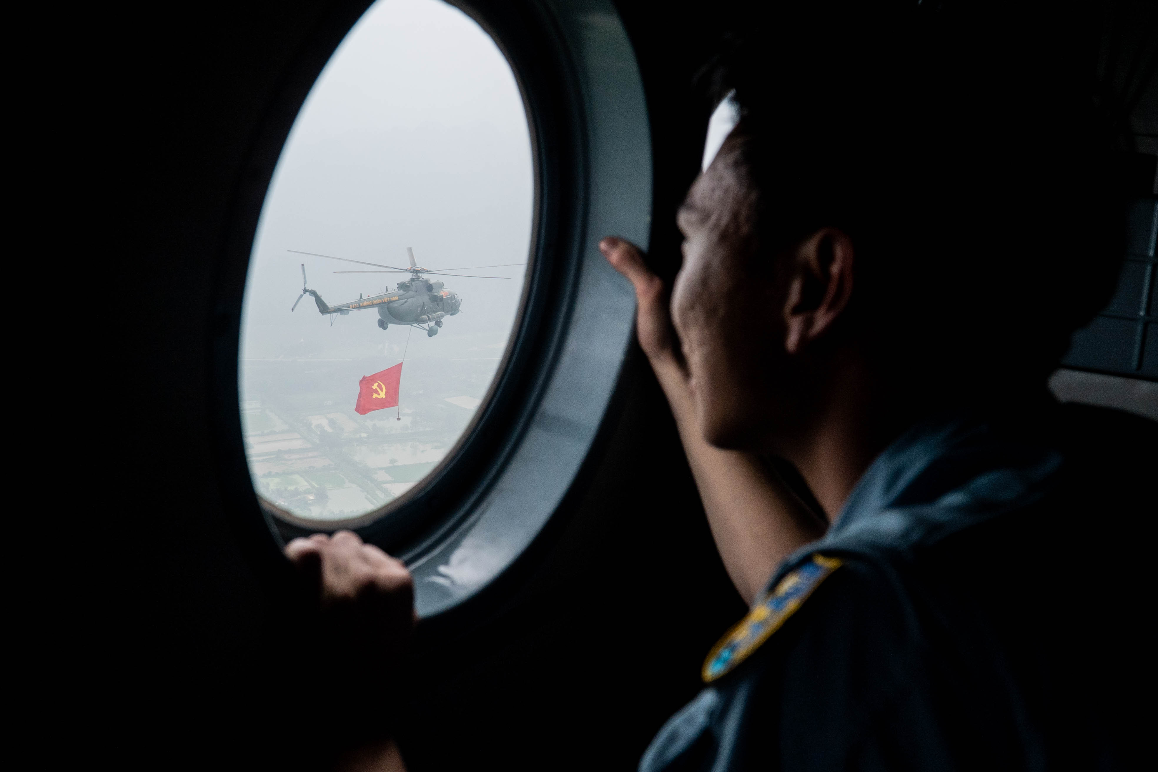 Phi đội trực thăng treo cờ bay diễn tập kỷ niệm 70 năm Chiến thắng Điện Biên Phủ - 15