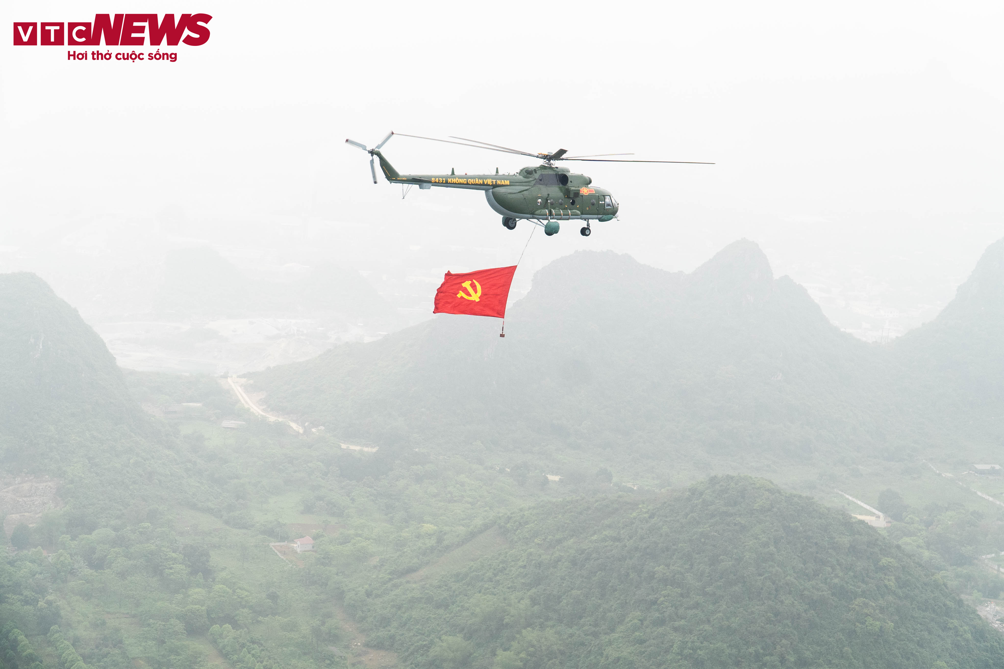 Phi đội trực thăng treo cờ bay diễn tập kỷ niệm 70 năm Chiến thắng Điện Biên Phủ - 16