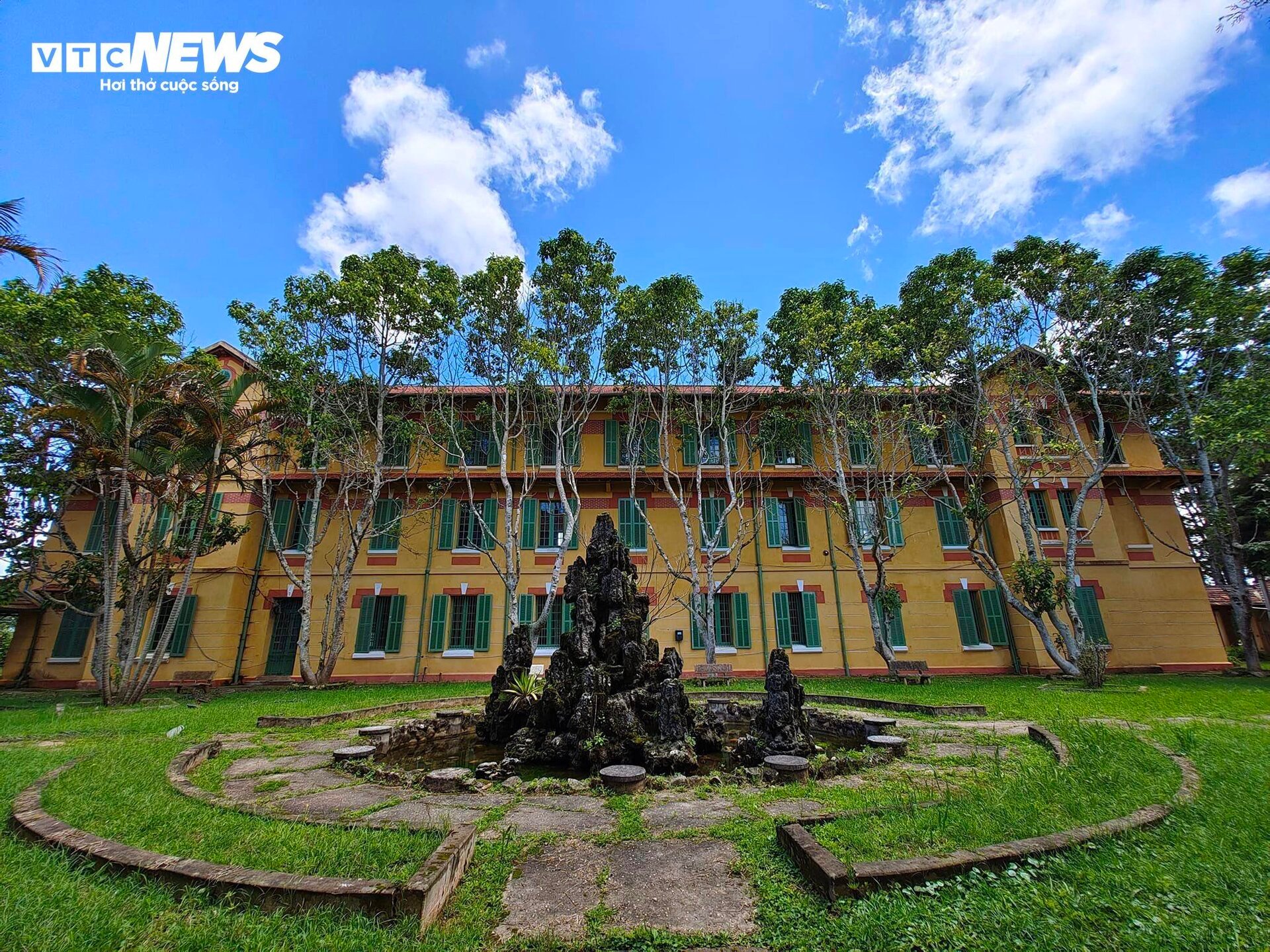 Ngắm ngôi trường gần 100 tuổi hình vòng cung nằm trên đồi ở Đà Lạt  - 7