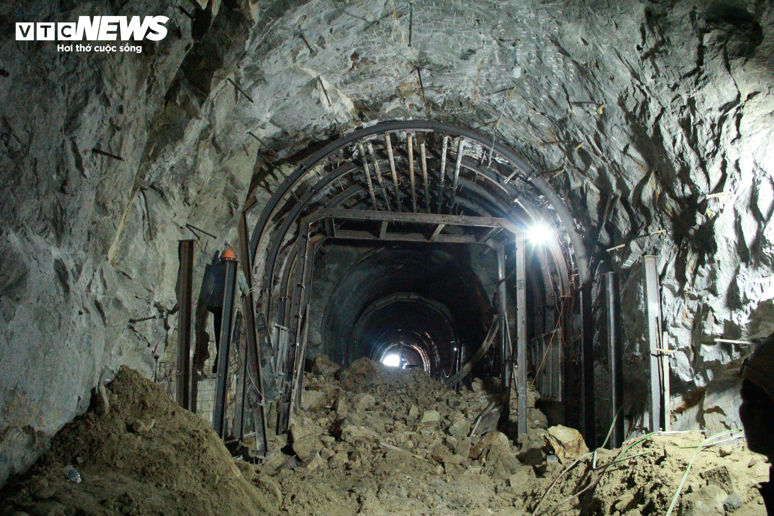 Sạt lở hầm Bãi Gió, nhân viên đường sắt xuyên đêm trung chuyển hành khách - 11