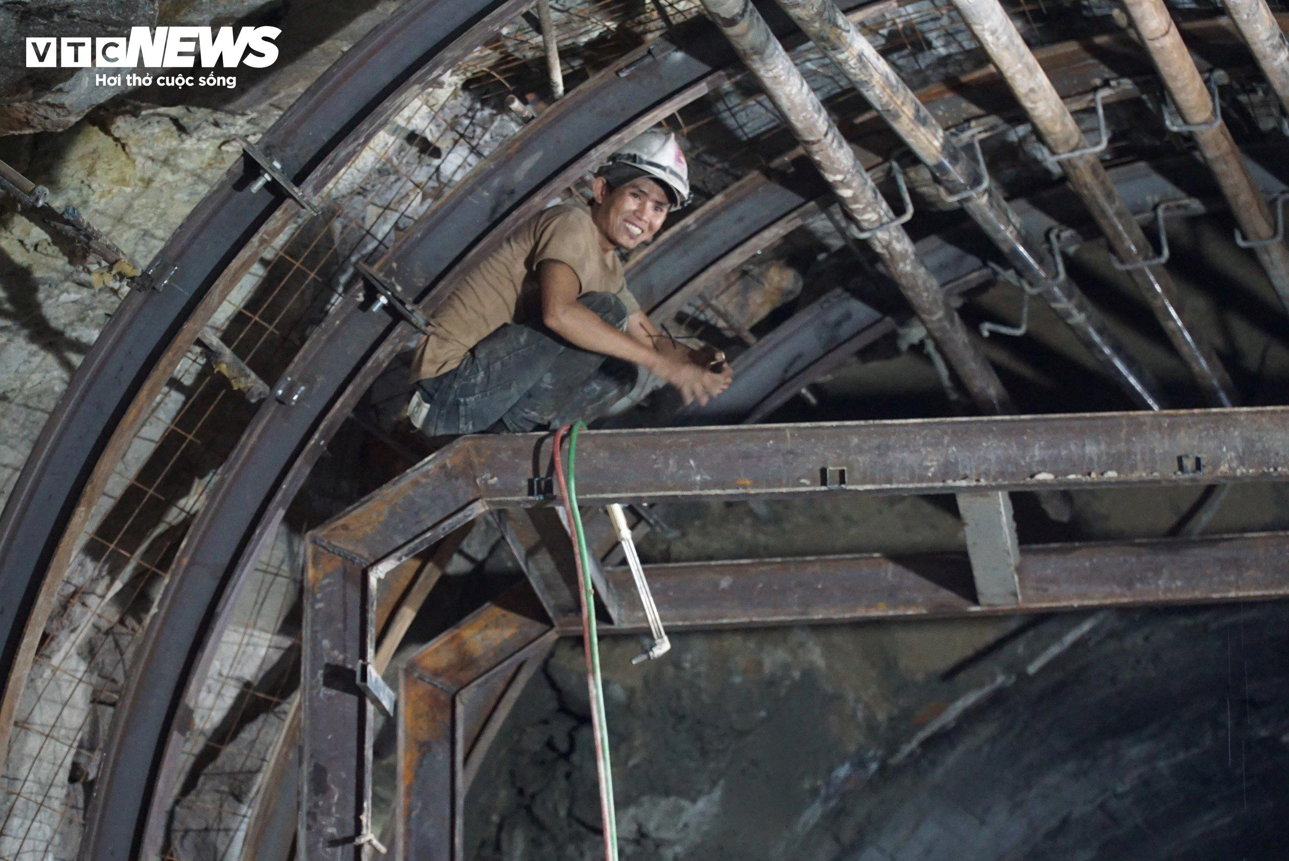 Sạt lở hầm Bãi Gió, nhân viên đường sắt xuyên đêm trung chuyển hành khách - 10