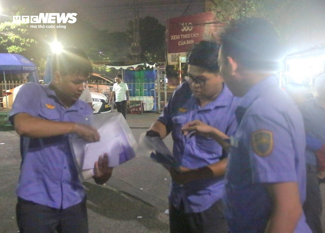 Sạt lở hầm Bãi Gió, nhân viên đường sắt xuyên đêm trung chuyển hành khách - 3