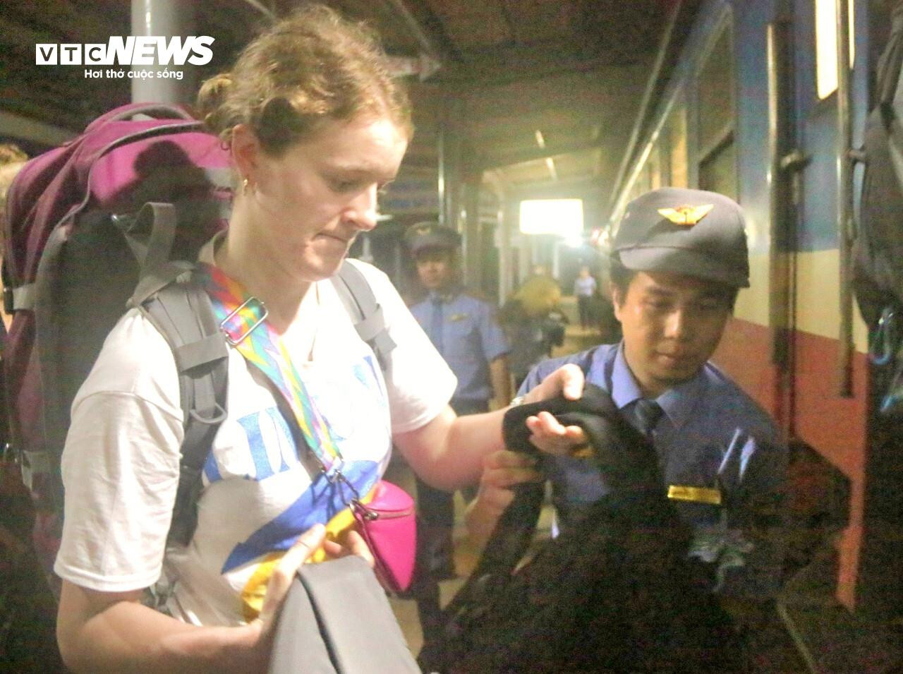 Sạt lở hầm Bãi Gió, nhân viên đường sắt xuyên đêm trung chuyển hành khách - 2