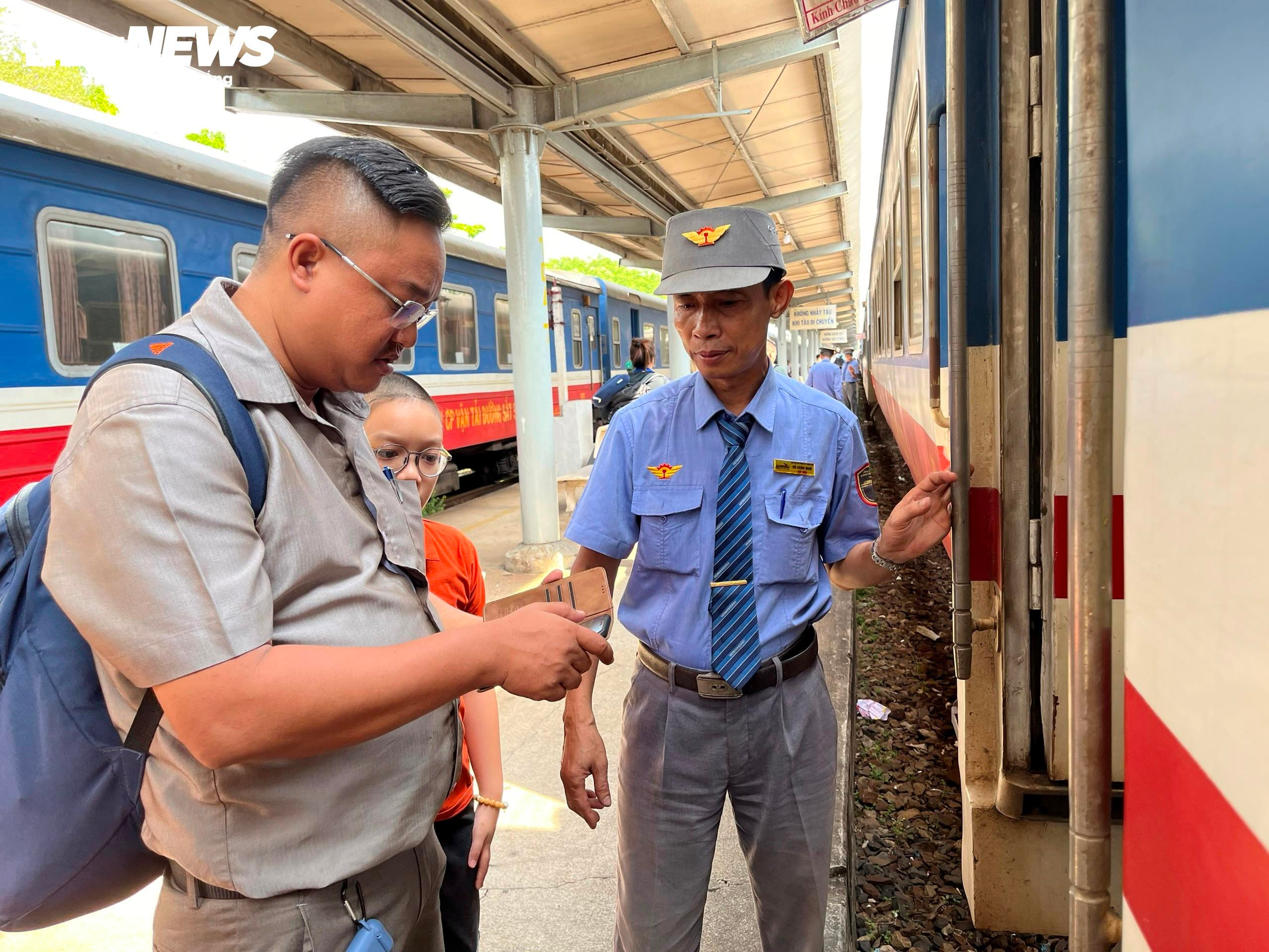 Sạt lở hầm Bãi Gió, nhân viên đường sắt xuyên đêm trung chuyển hành khách - 7