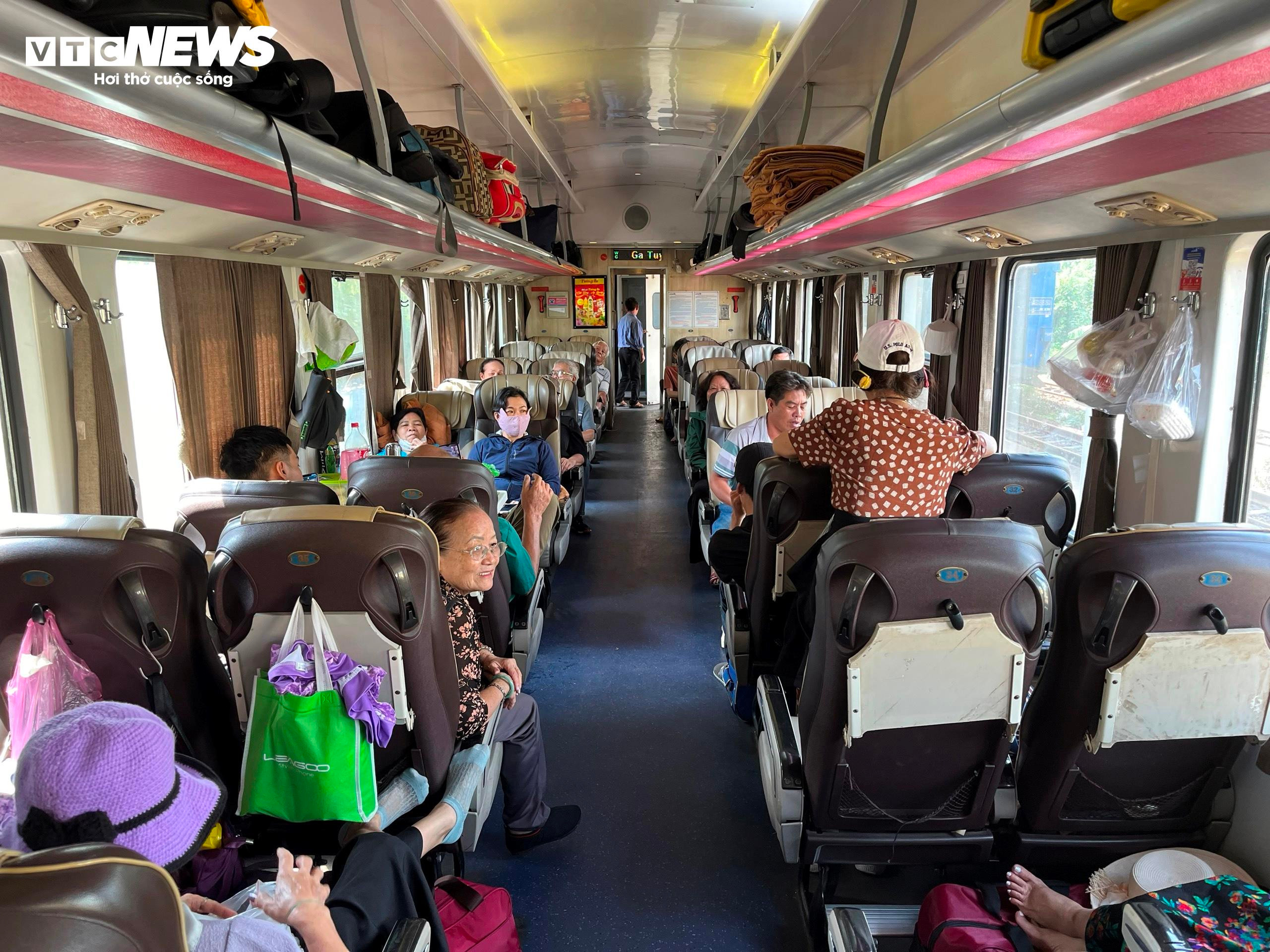 Sạt lở hầm Bãi Gió, nhân viên đường sắt xuyên đêm trung chuyển hành khách - 6