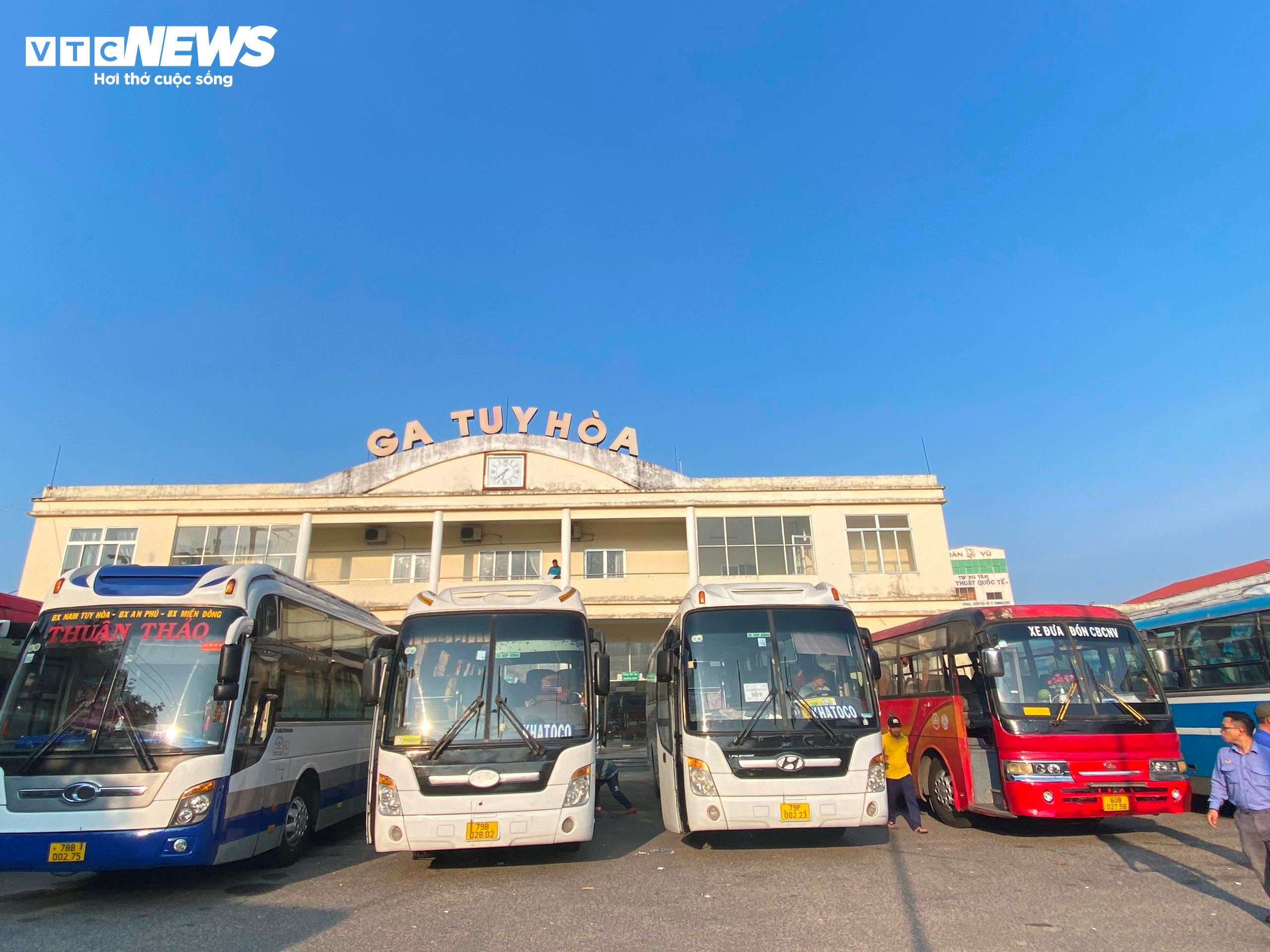 Sạt lở hầm Bãi Gió, nhân viên đường sắt xuyên đêm trung chuyển hành khách - 9