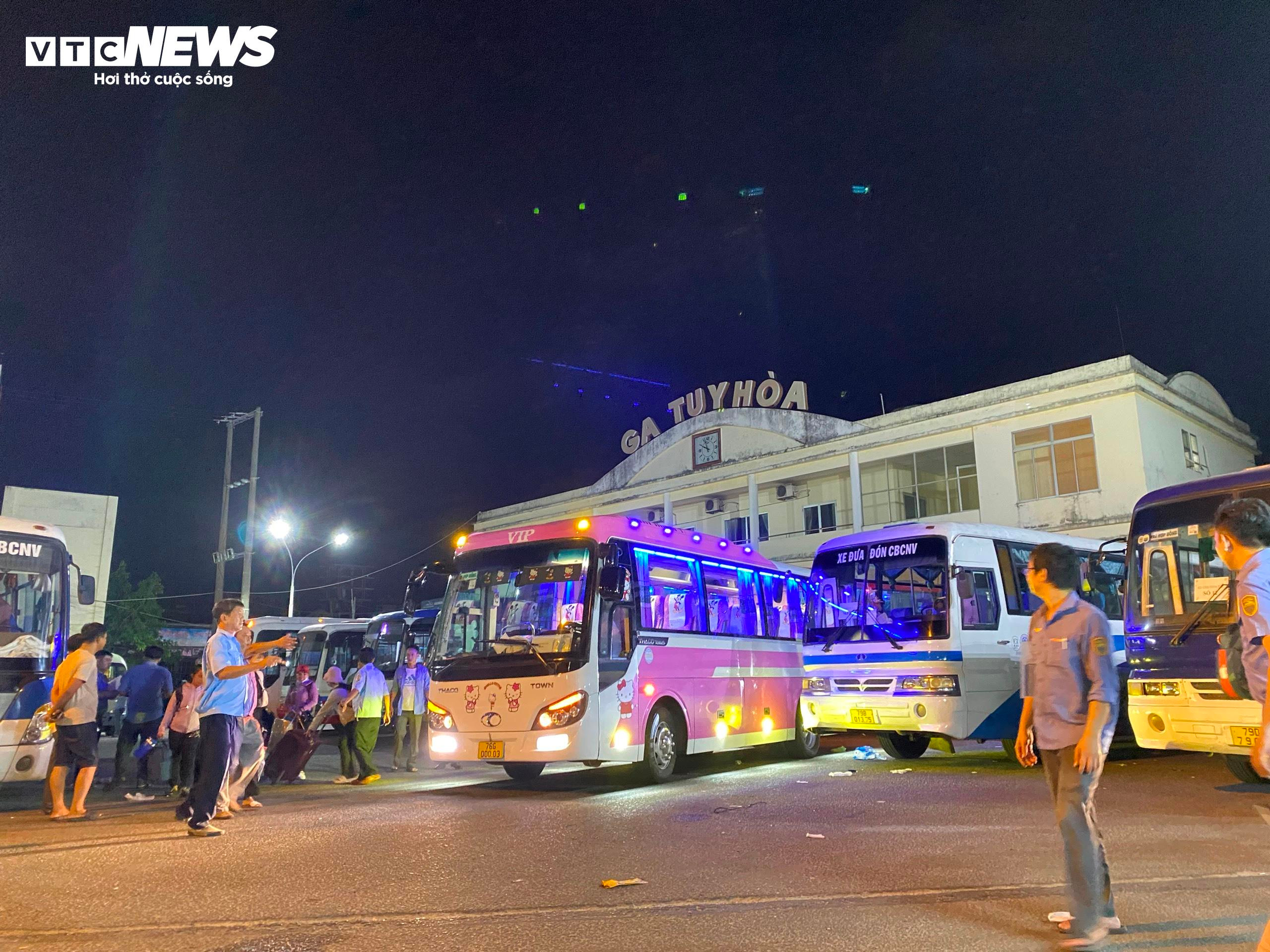 Sạt lở hầm Bãi Gió, nhân viên đường sắt xuyên đêm trung chuyển hành khách - 1