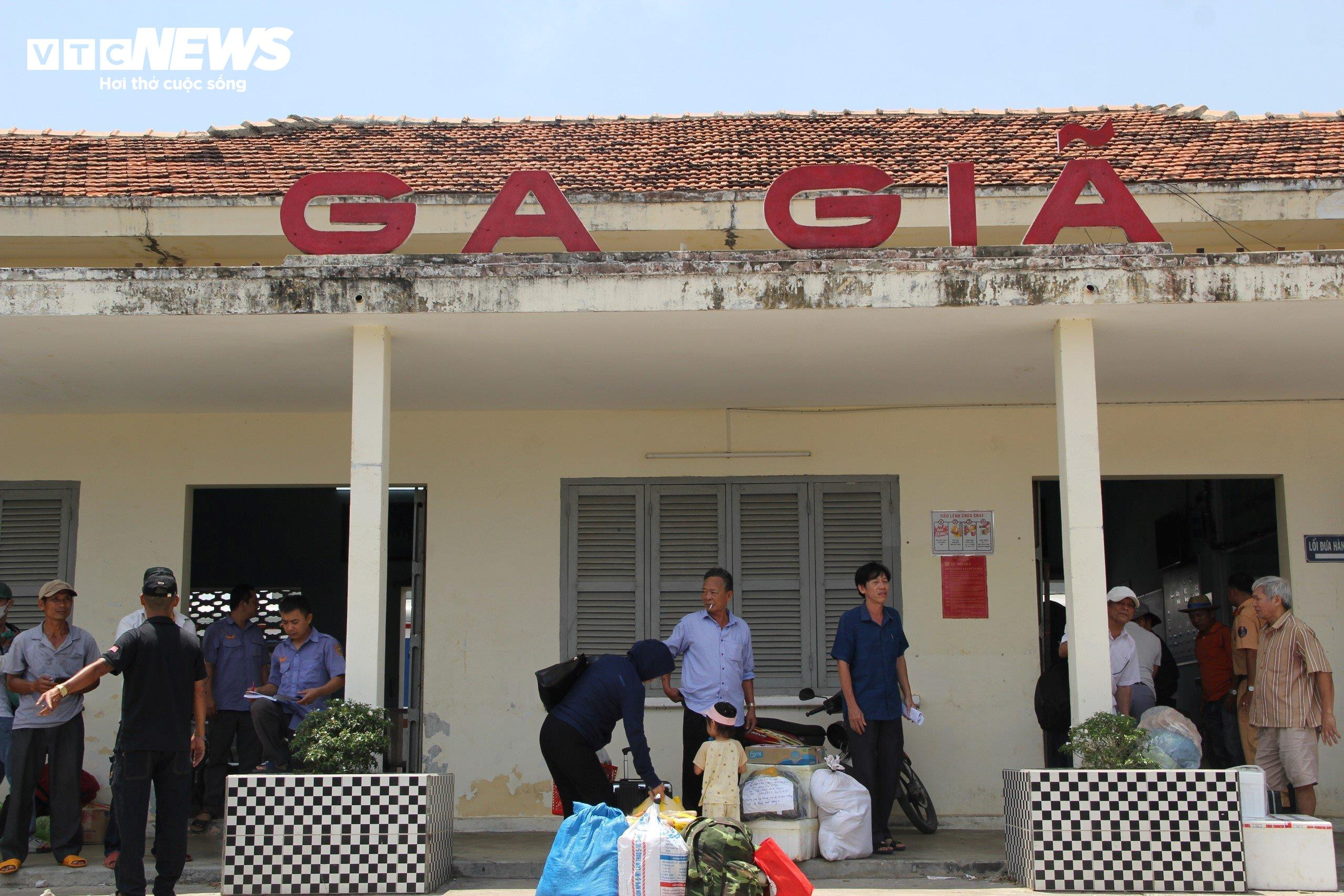 Sạt lở hầm Bãi Gió, nhân viên đường sắt xuyên đêm trung chuyển hành khách - 8