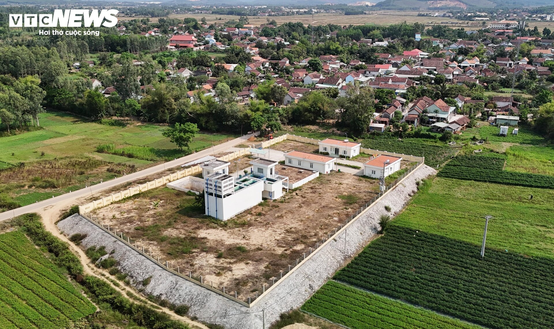 Bình Định: Dân 'khát nước' bên nhà máy nước sạch tiền tỷ - 12