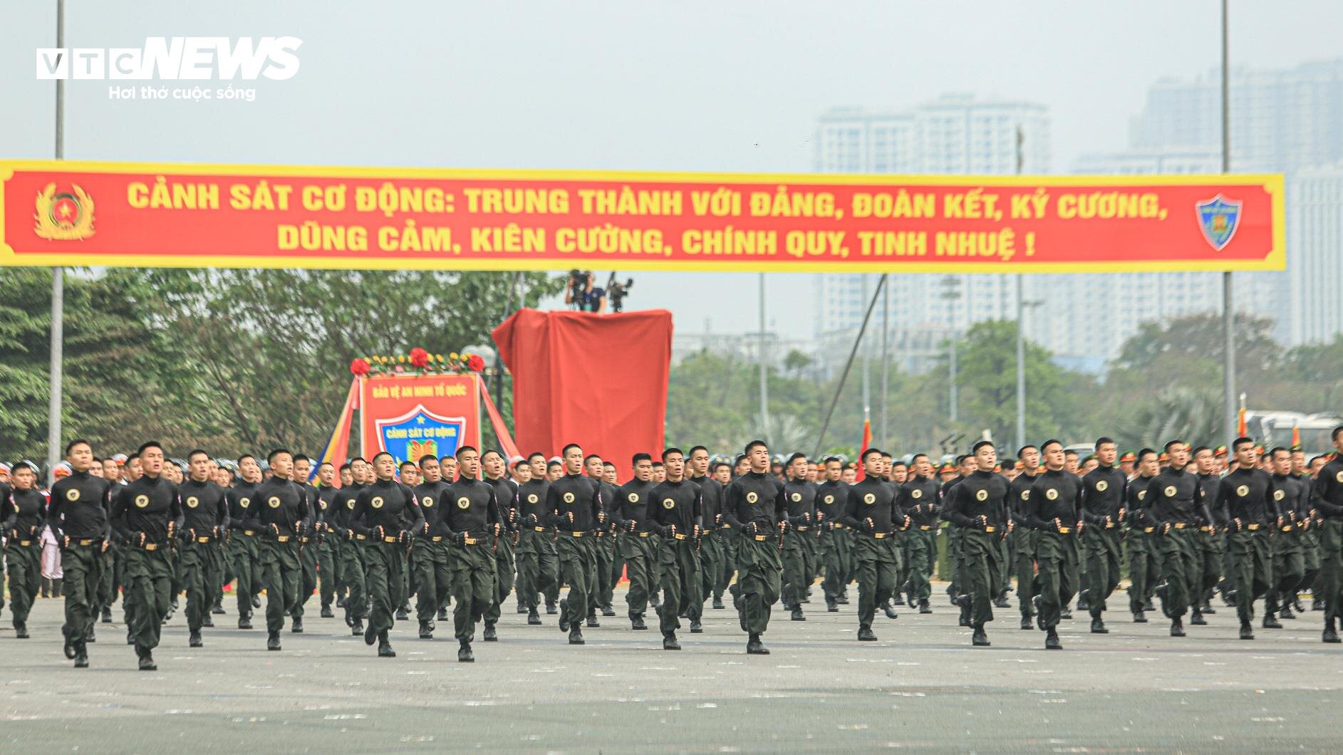 Nữ Cảnh sát đặc nhiệm kẹp đao vào cổ kéo ô tô, nằm trên bàn chông phá đá - 1