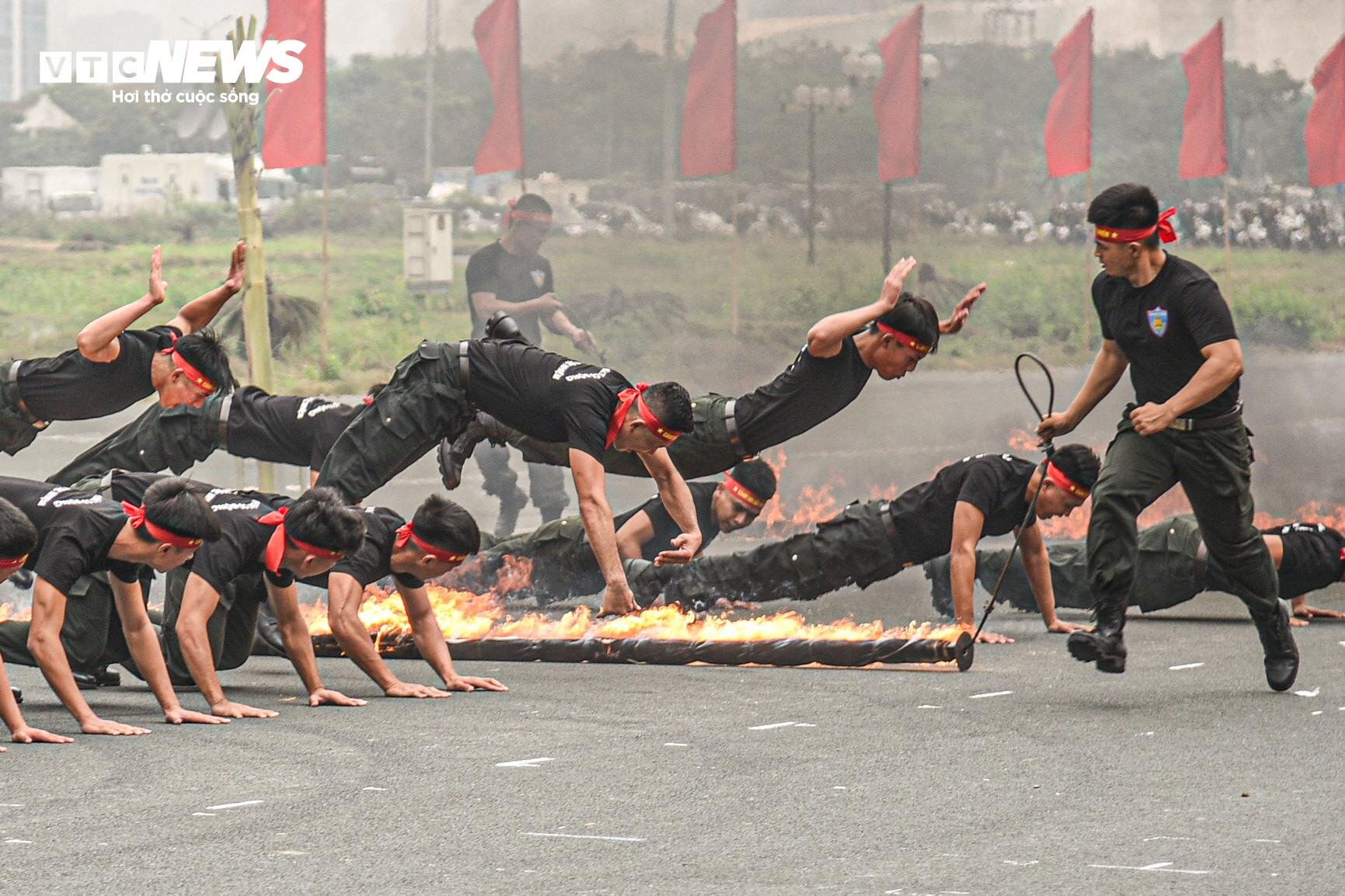 Nữ Cảnh sát đặc nhiệm kẹp đao vào cổ kéo ô tô, nằm trên bàn chông phá đá - 21